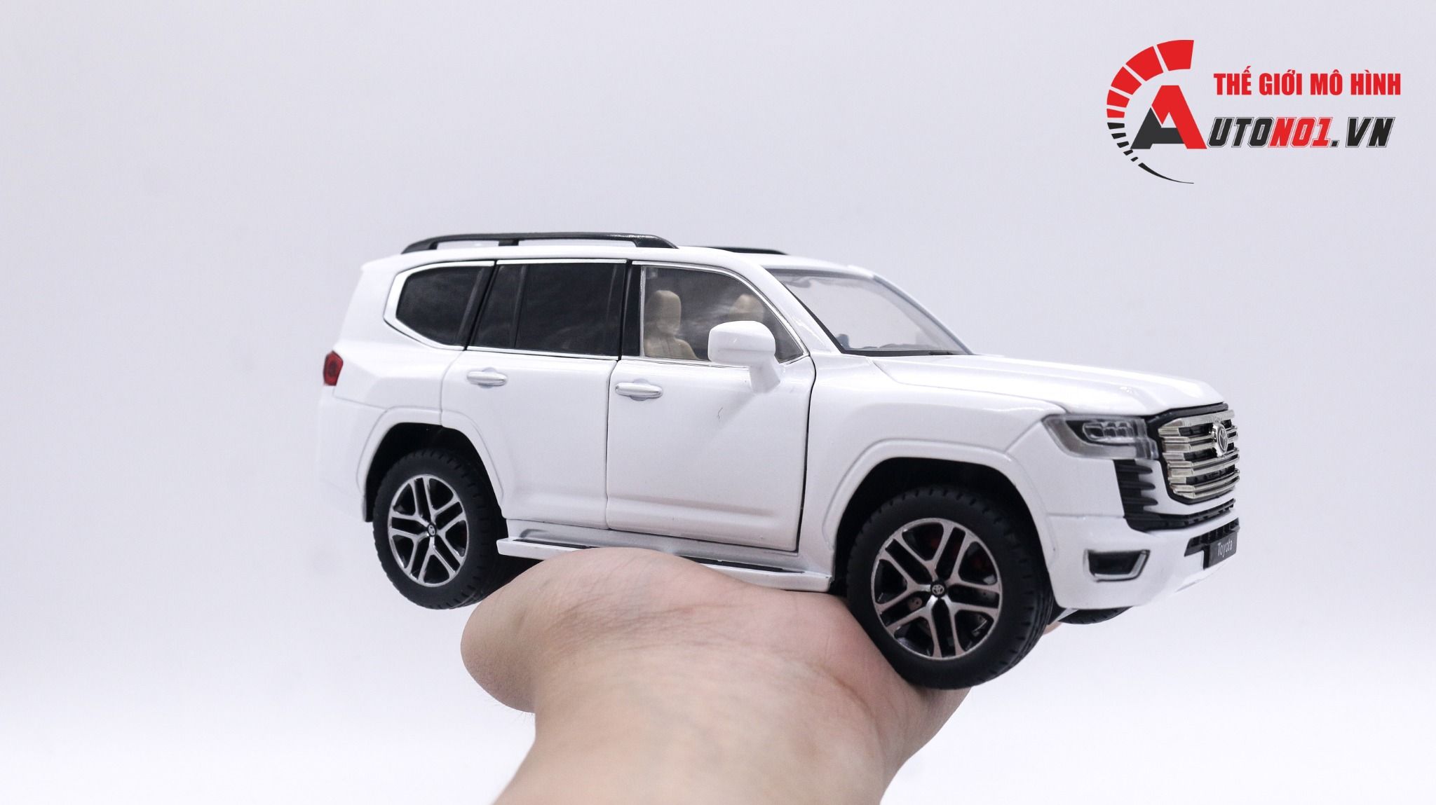  Mô hình xe Toyota Land Cruiser LC300 2022 full open - full kính - đánh lái được tỉ lệ 1:24 Henteng model OT014 