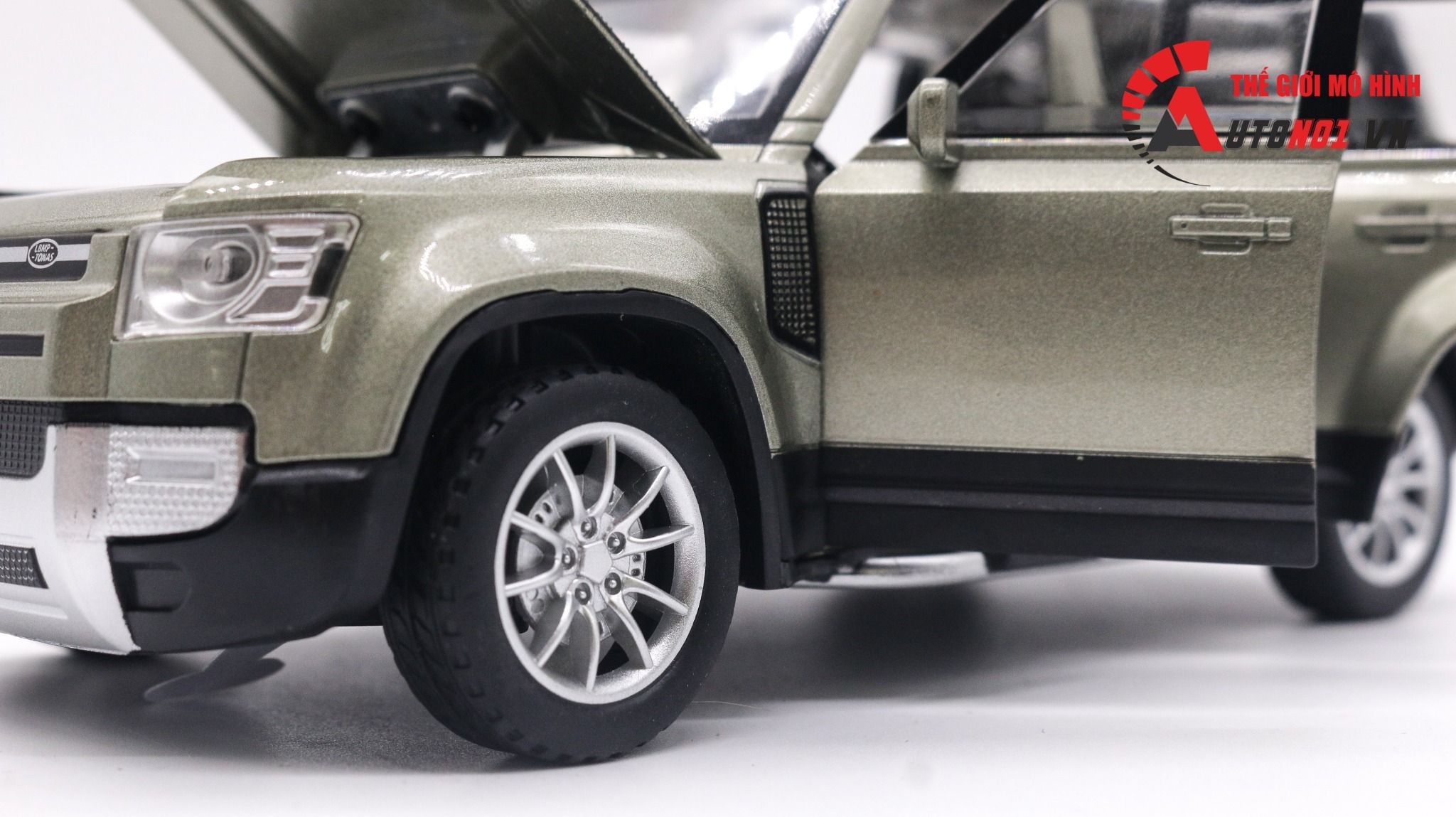 Mô hình xe Land Rover Defender full open - full kính , đánh lái được tỉ lệ 1:24 NEWAO OT017
