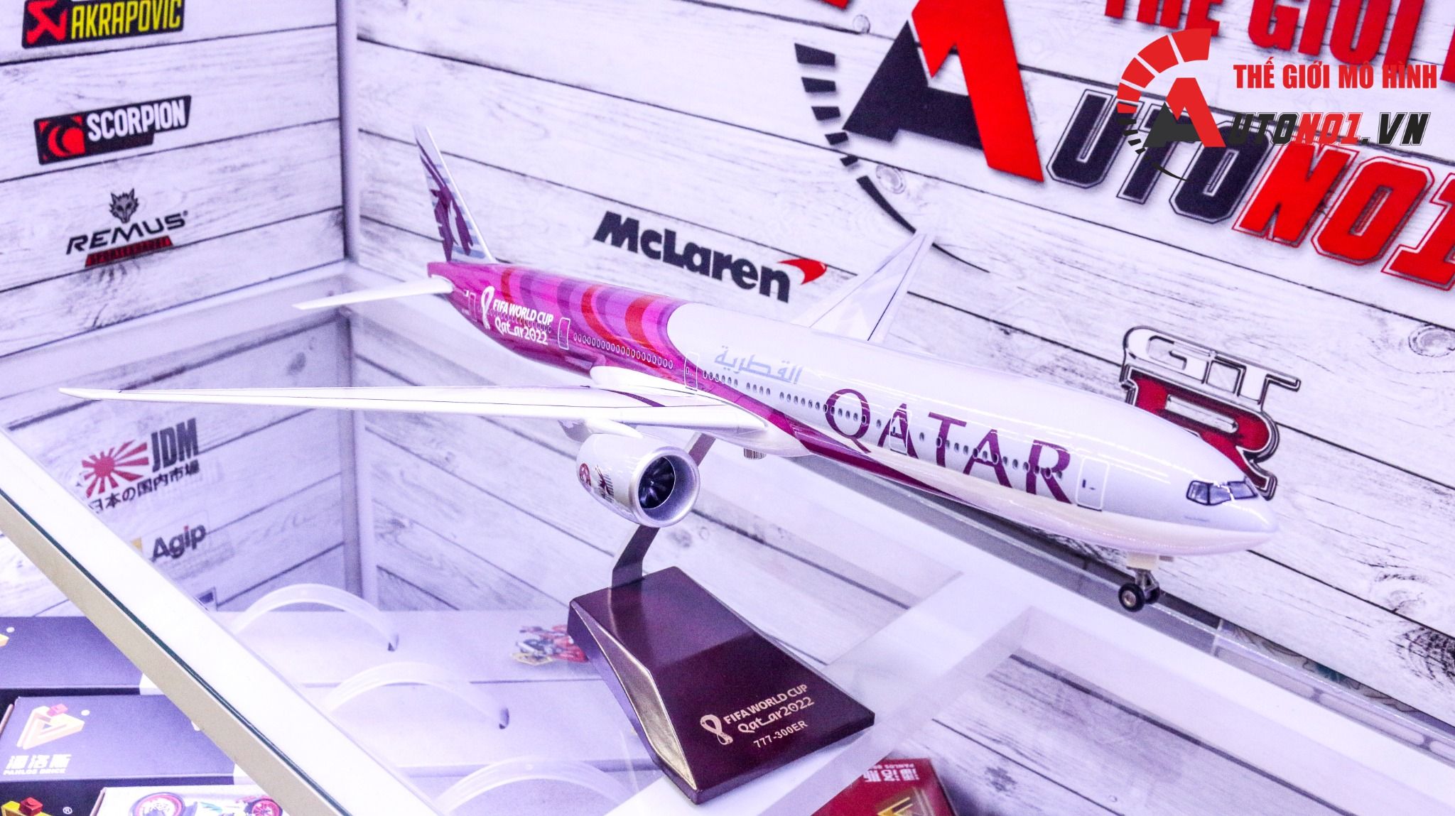 Mô hình máy bay Qatar Boeing B777 Fifa World cup WC 2022 47cm 1:157 có đèn led tự động theo tiếng vỗ tay hoặc chạm MB47017
