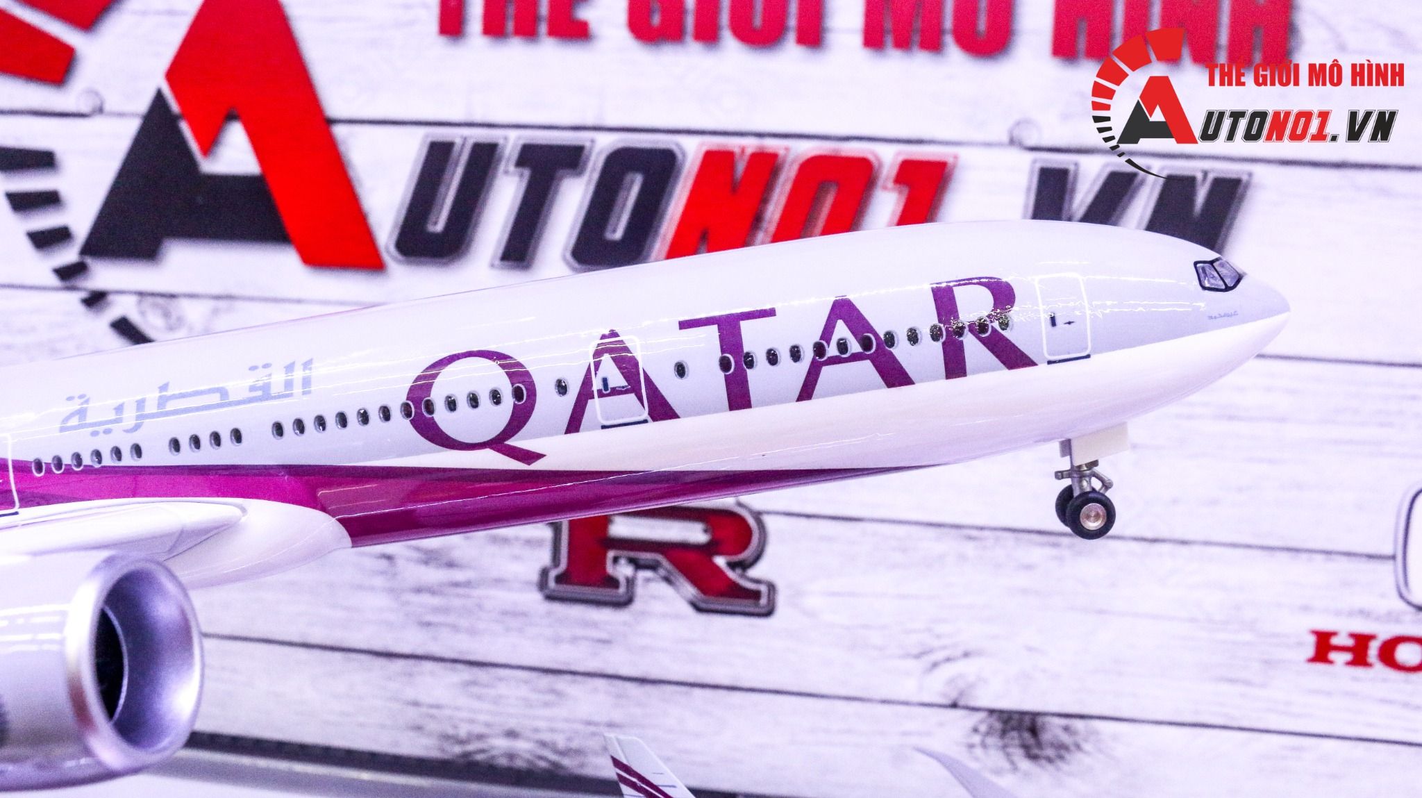 Mô hình máy bay Qatar Boeing B777 Fifa World cup WC 2022 47cm 1:157 có đèn led tự động theo tiếng vỗ tay hoặc chạm MB47017