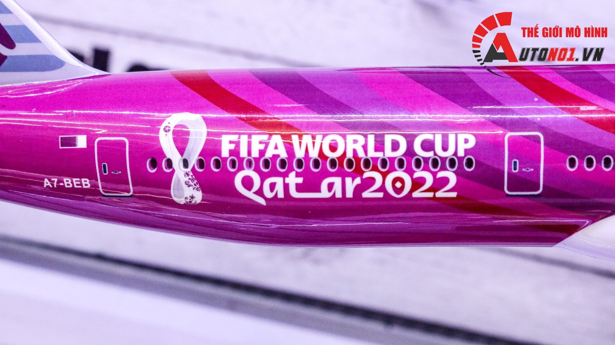Mô hình máy bay Qatar Boeing B777 Fifa World cup WC 2022 47cm 1:157 có đèn led tự động theo tiếng vỗ tay hoặc chạm MB47017