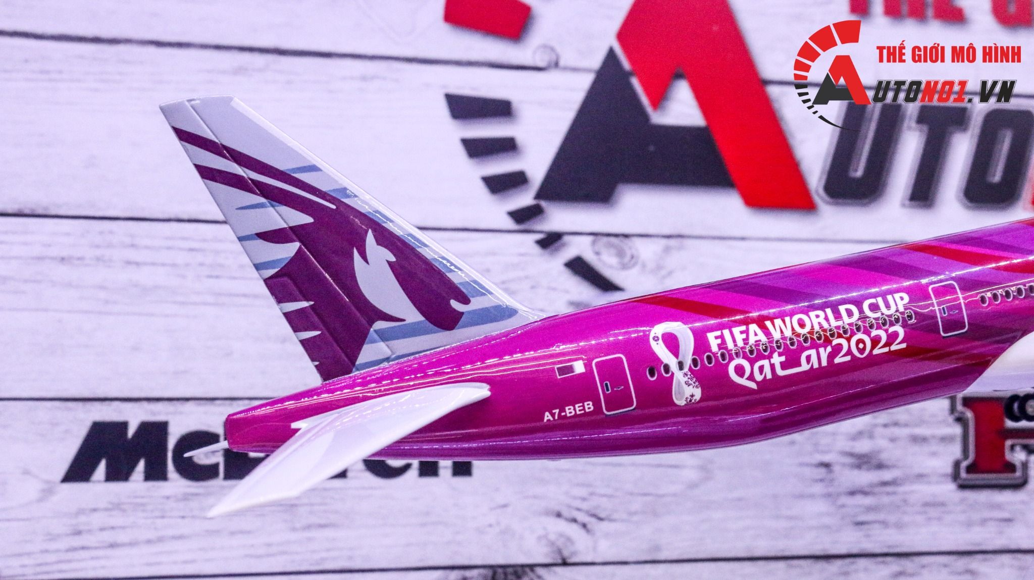 Mô hình máy bay Qatar Boeing B777 Fifa World cup WC 2022 47cm 1:157 có đèn led tự động theo tiếng vỗ tay hoặc chạm MB47017