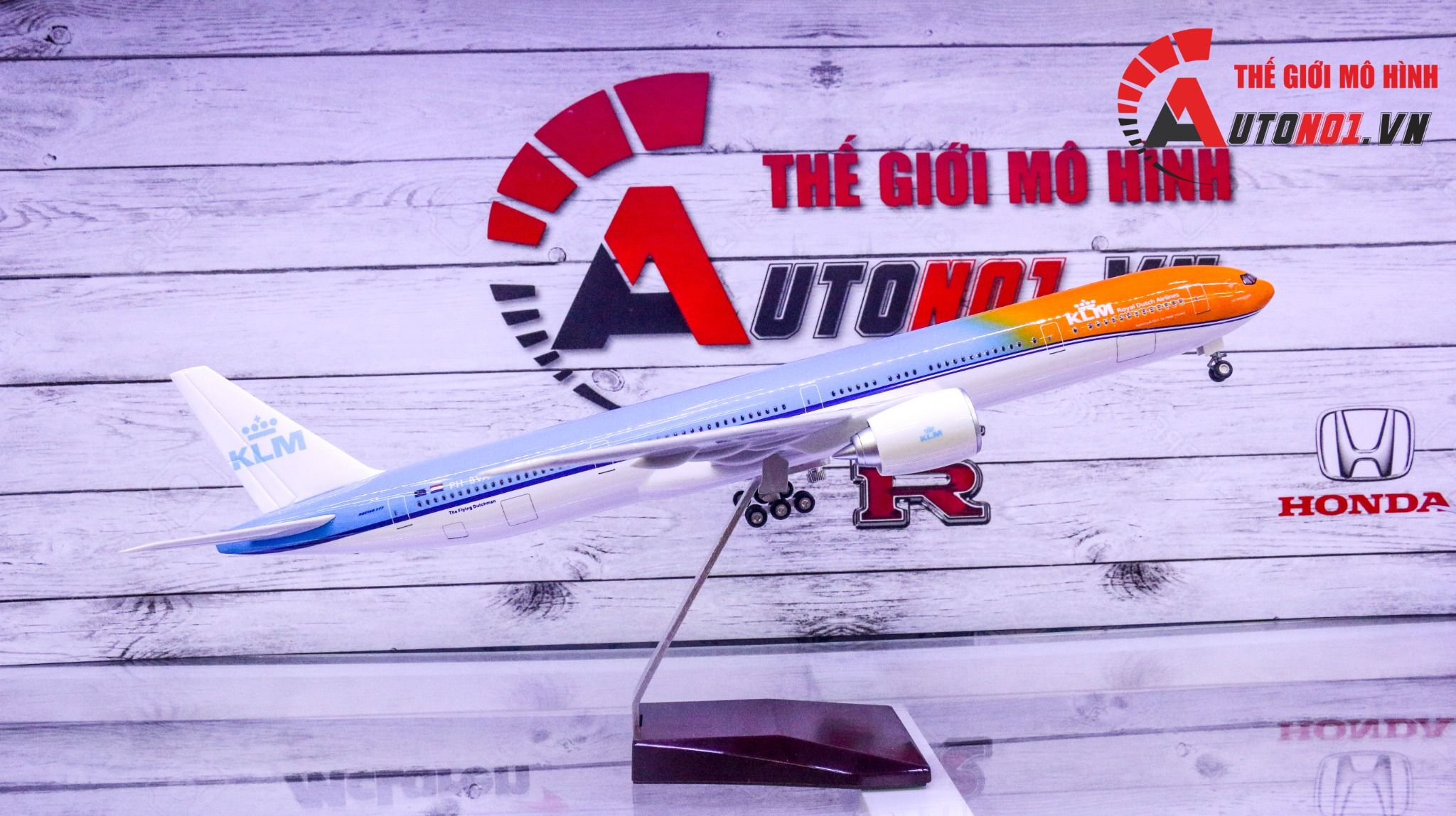  Mô hình máy bay KLM Boeing B777-300ER Hà Lan PH-BVA / Orange Pride livery 47cm 1:160 có đèn led tự động theo tiếng vỗ tay hoặc chạm MB47012 