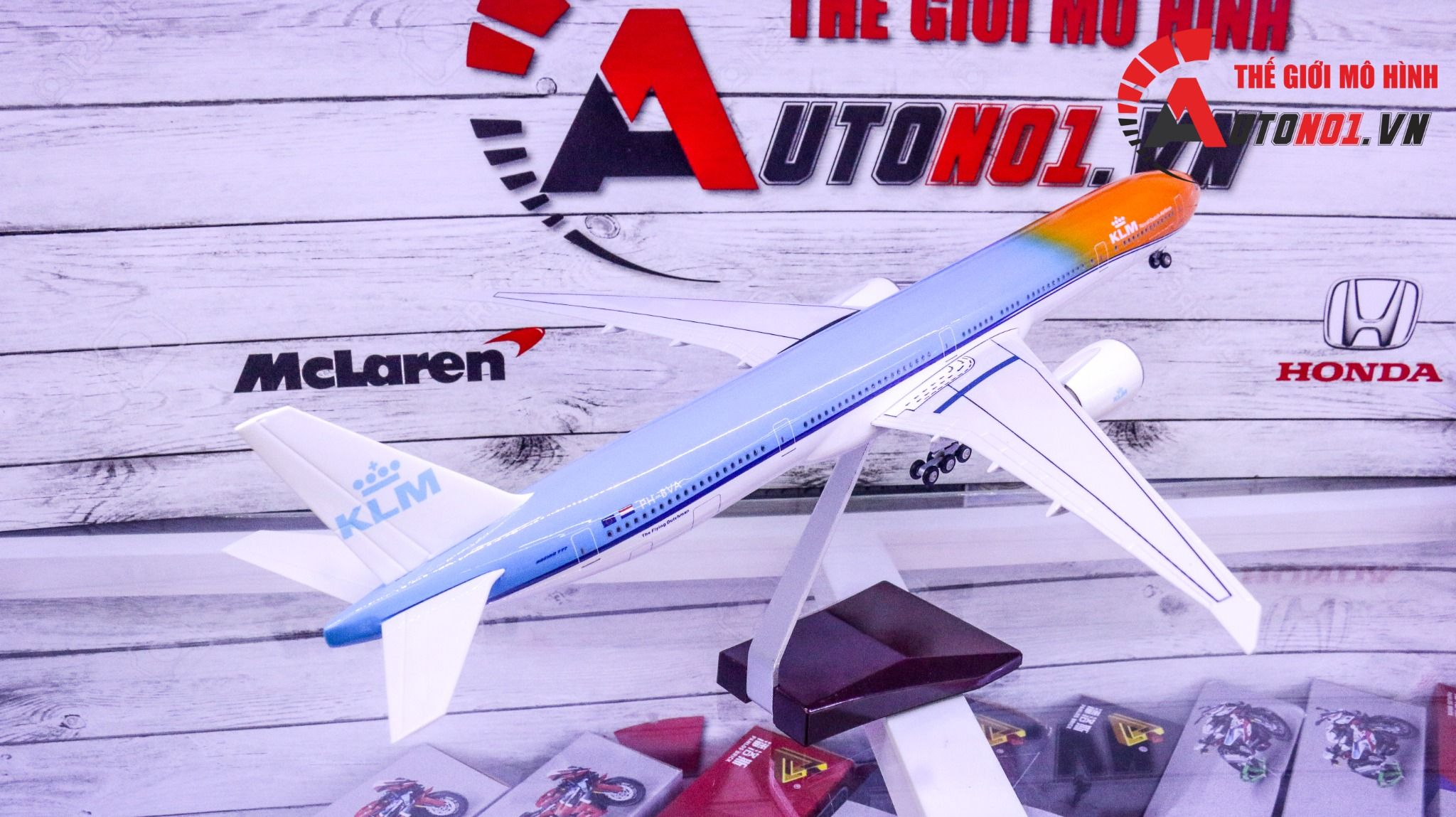  Mô hình máy bay KLM Boeing B777-300ER Hà Lan PH-BVA / Orange Pride livery 47cm 1:160 có đèn led tự động theo tiếng vỗ tay hoặc chạm MB47012 