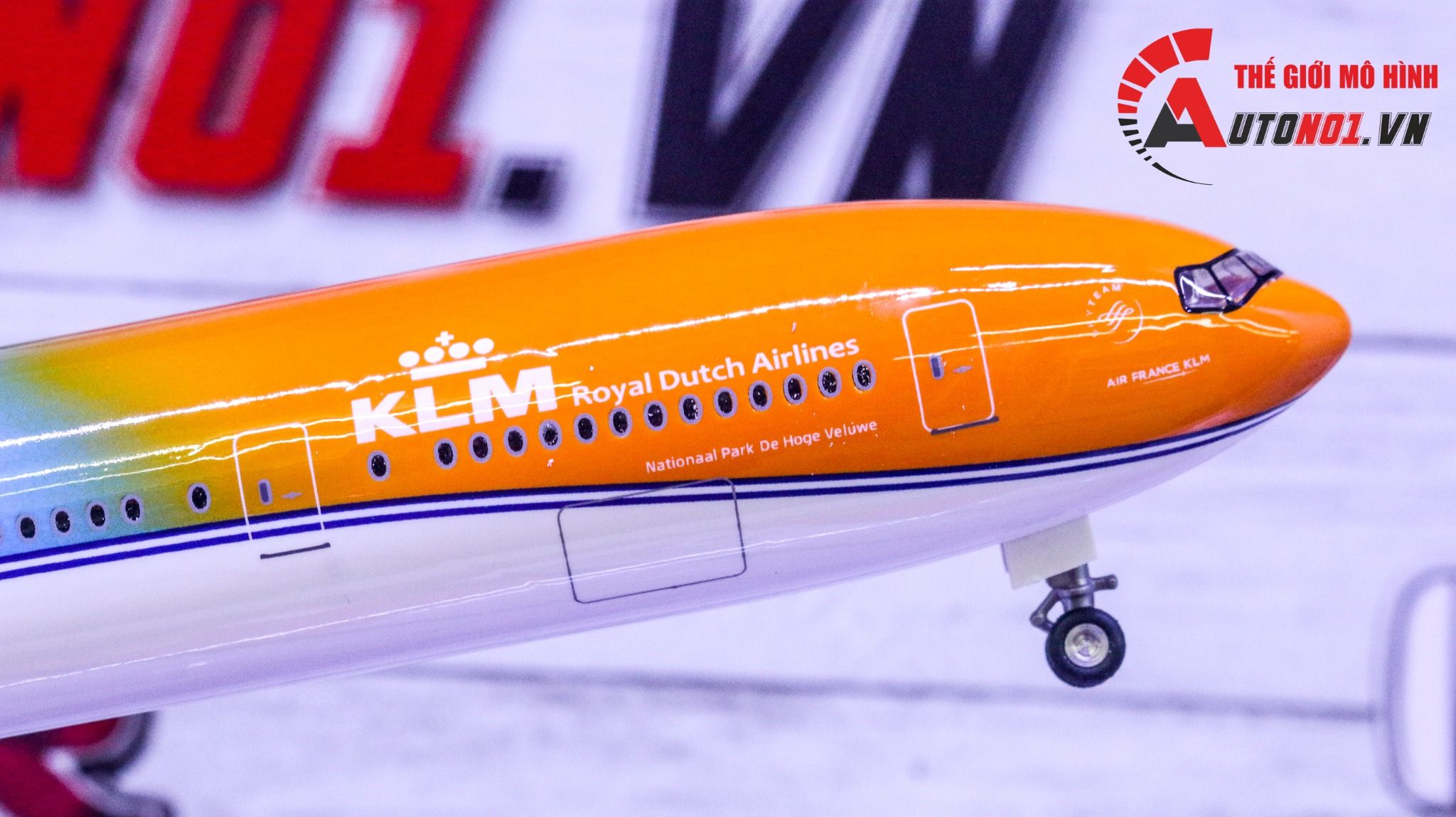  Mô hình máy bay KLM Boeing B777-300ER Hà Lan PH-BVA / Orange Pride livery 47cm 1:160 có đèn led tự động theo tiếng vỗ tay hoặc chạm MB47012 
