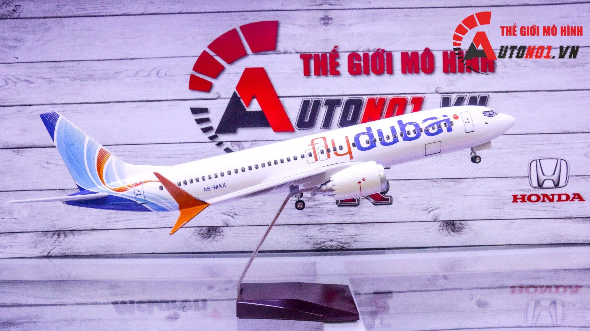 Mô hình máy bay FlyDubai Dubai Boeing B737 MAX 47cm 1:85 có đèn led tự động theo tiếng vỗ tay hoặc chạm MB47014