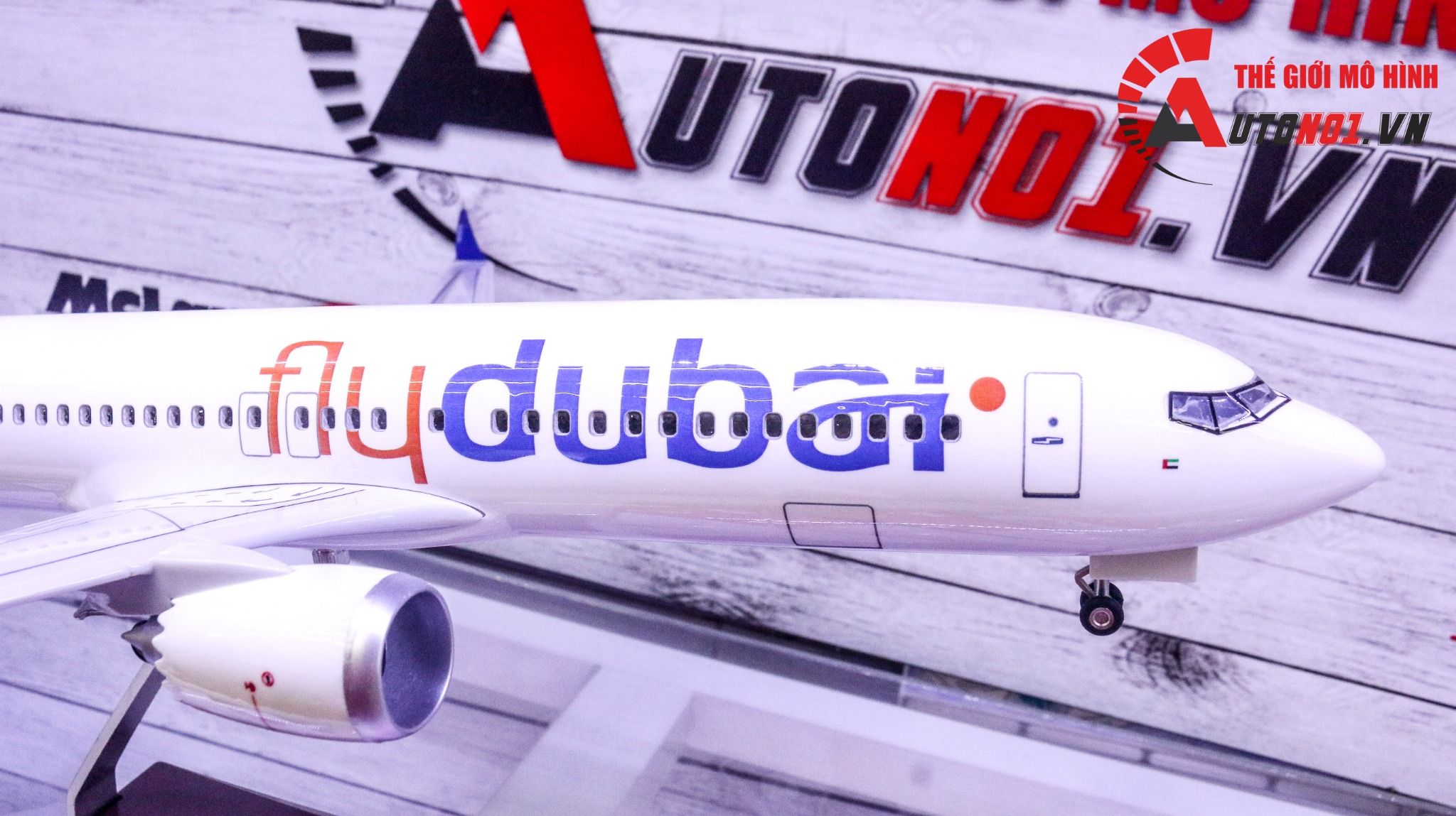 Mô hình máy bay FlyDubai Dubai Boeing B737 MAX 47cm 1:85 có đèn led tự động theo tiếng vỗ tay hoặc chạm MB47014