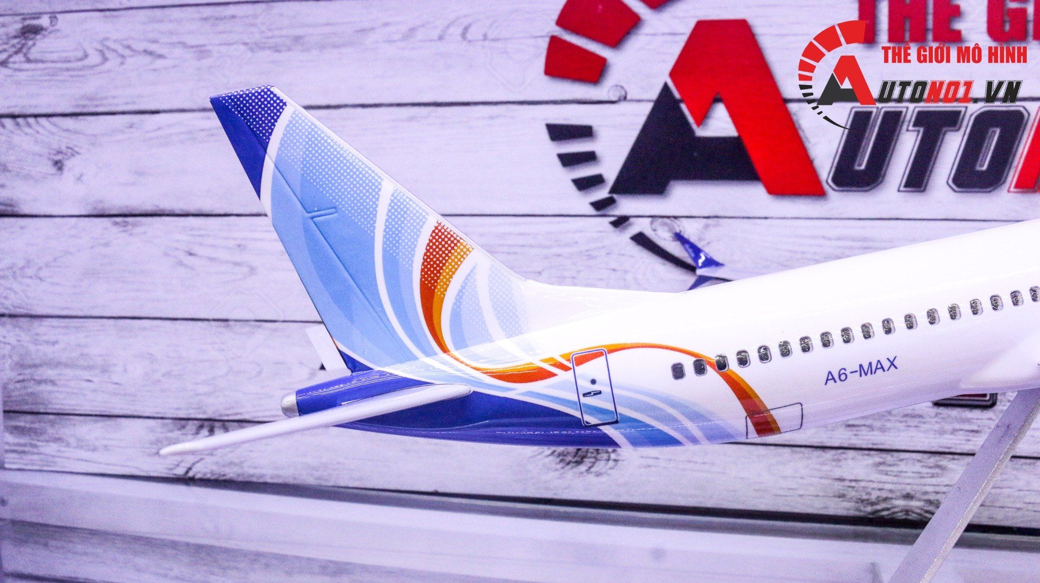 Mô hình máy bay FlyDubai Dubai Boeing B737 MAX 47cm 1:85 có đèn led tự động theo tiếng vỗ tay hoặc chạm MB47014