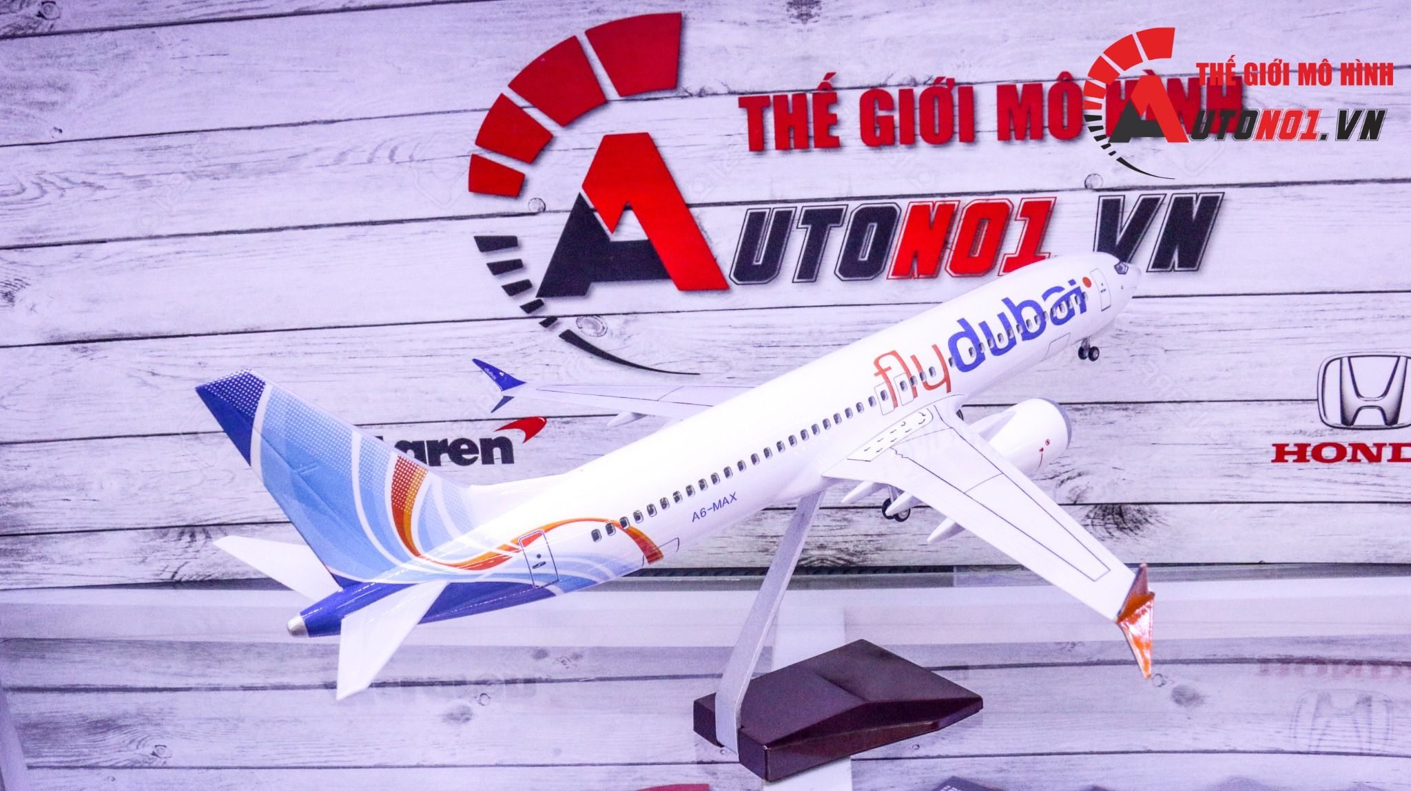 Mô hình máy bay FlyDubai Dubai Boeing B737 MAX 47cm 1:85 có đèn led tự động theo tiếng vỗ tay hoặc chạm MB47014