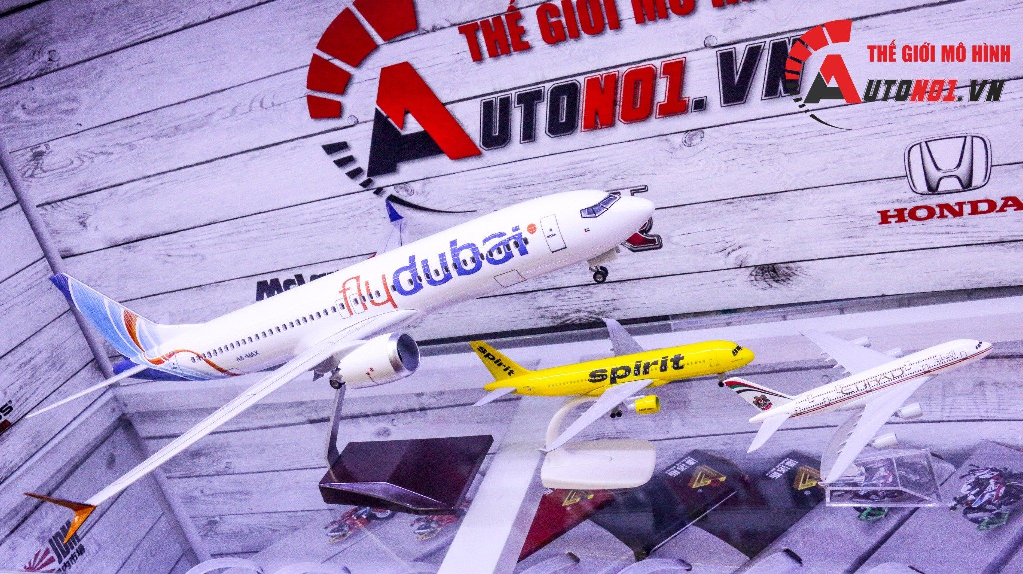 Mô hình máy bay FlyDubai Dubai Boeing B737 MAX 47cm 1:85 có đèn led tự động theo tiếng vỗ tay hoặc chạm MB47014