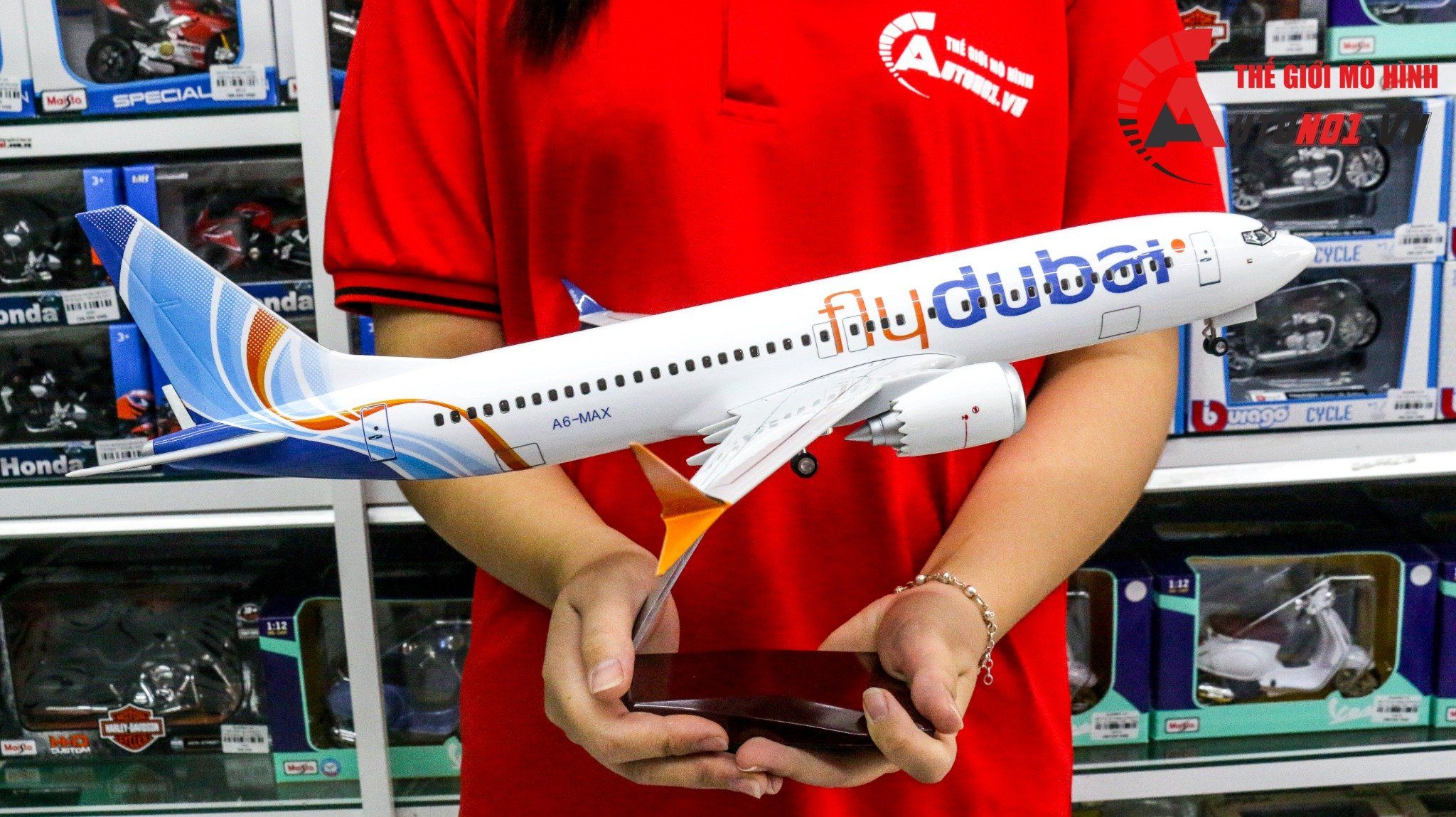 Mô hình máy bay FlyDubai Dubai Boeing B737 MAX 47cm 1:85 có đèn led tự động theo tiếng vỗ tay hoặc chạm MB47014