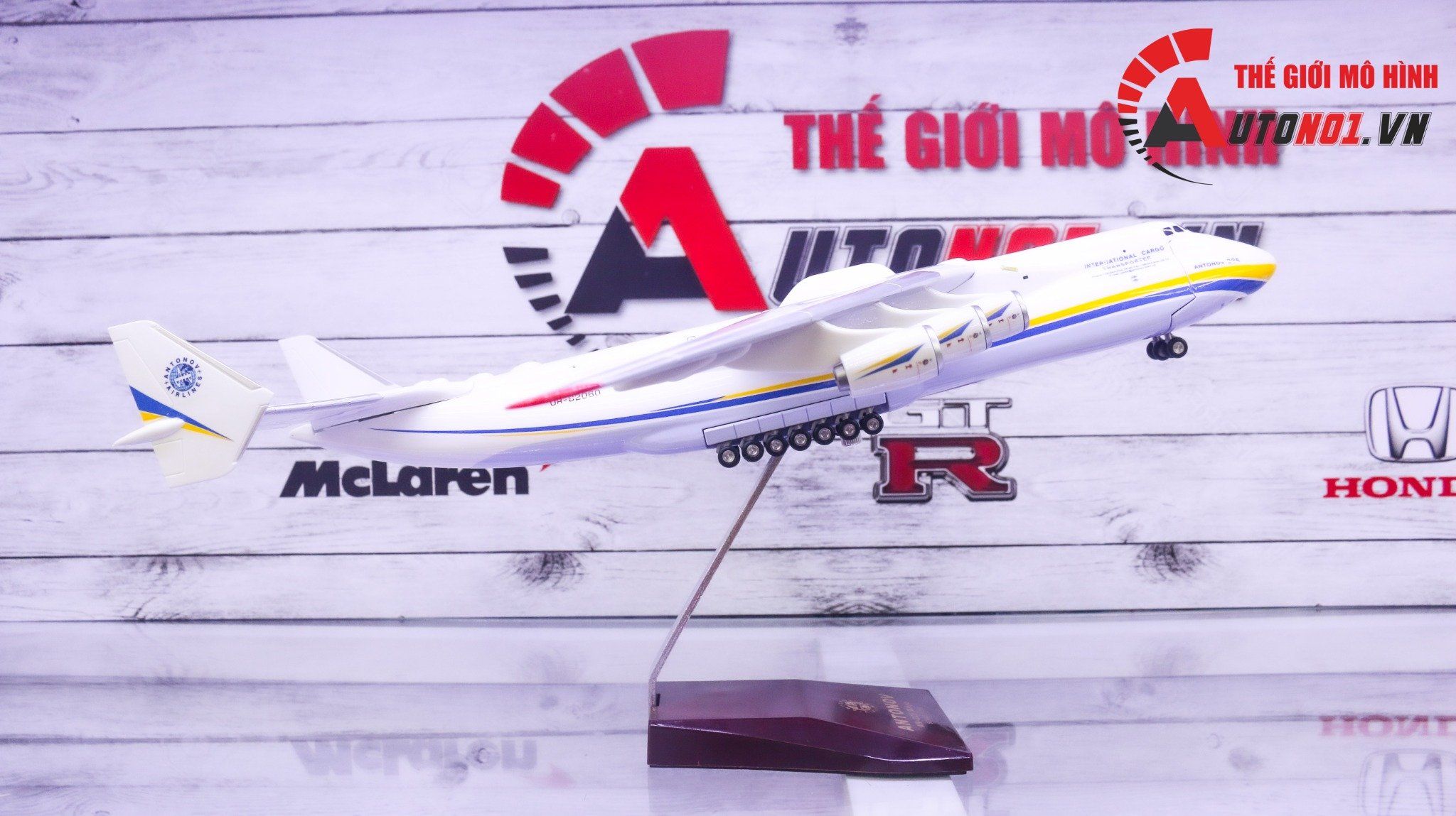 Mô hình máy bay vận chuyển Antonov An-225 Mriya Ukrainian NATO 47cm 1:200 có bánh xe MB47015
