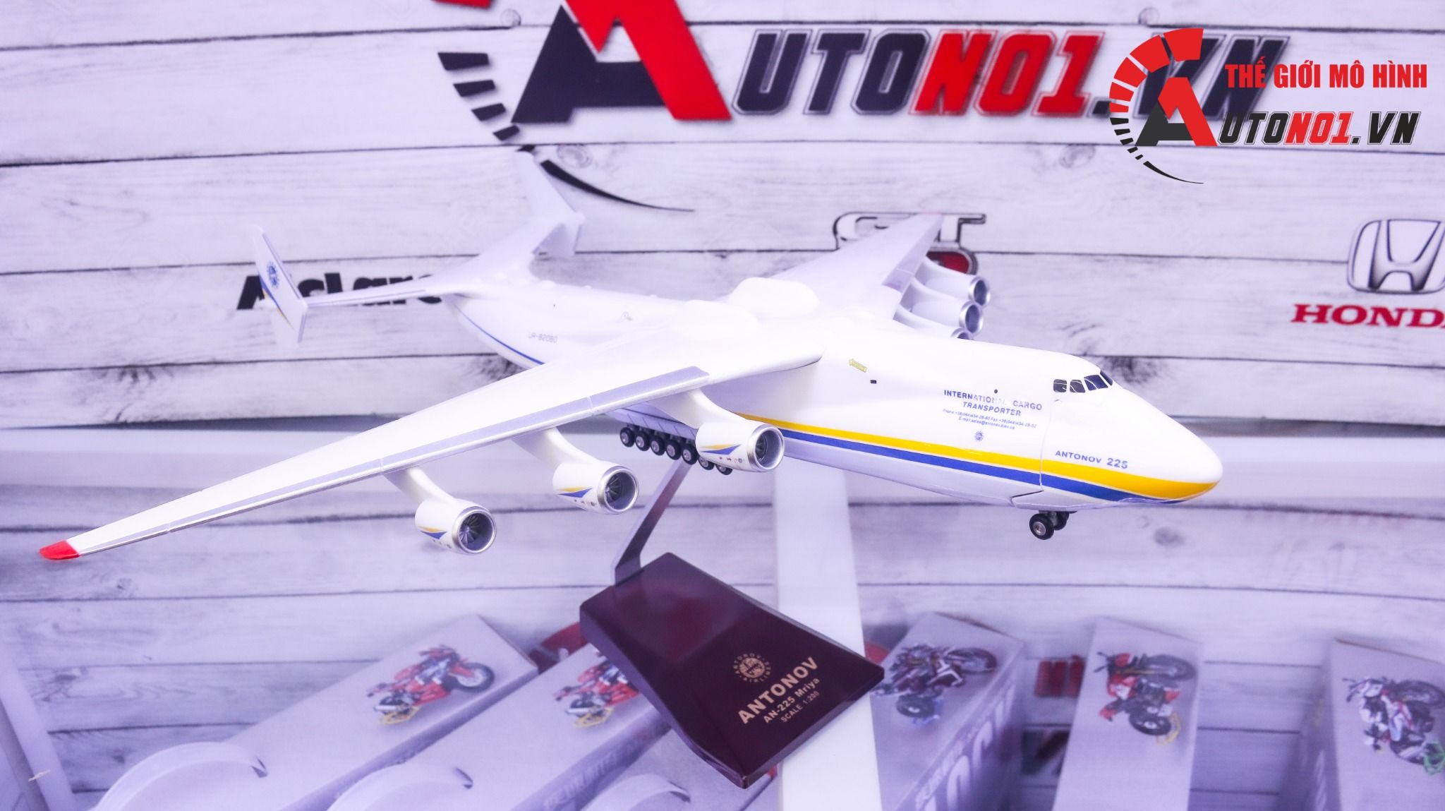 Mô hình máy bay vận chuyển Antonov An-225 Mriya Ukrainian NATO 47cm 1:200 có bánh xe MB47015