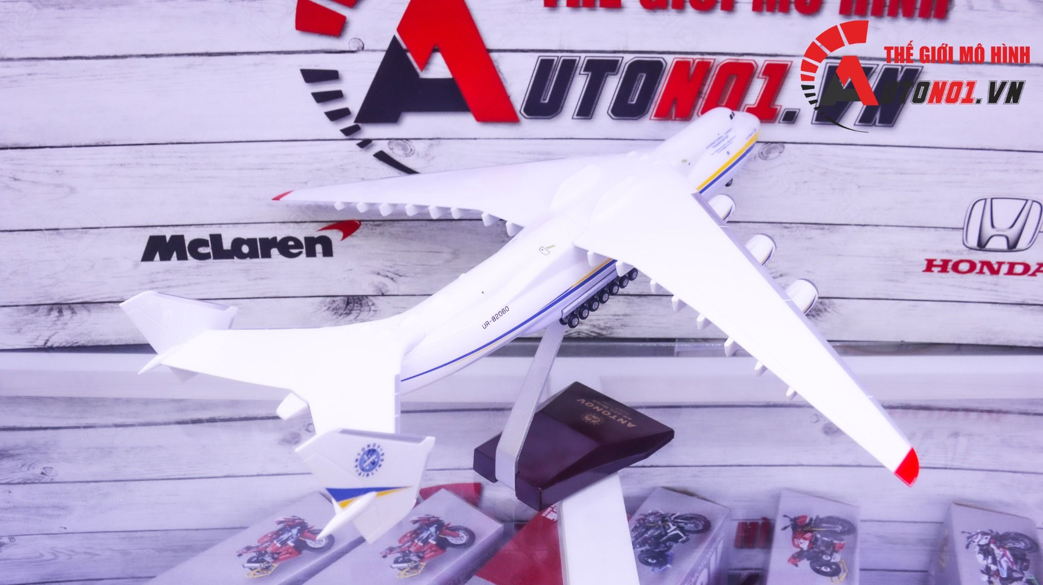 Mô hình máy bay vận chuyển Antonov An-225 Mriya Ukrainian NATO 47cm 1:200 có bánh xe MB47015