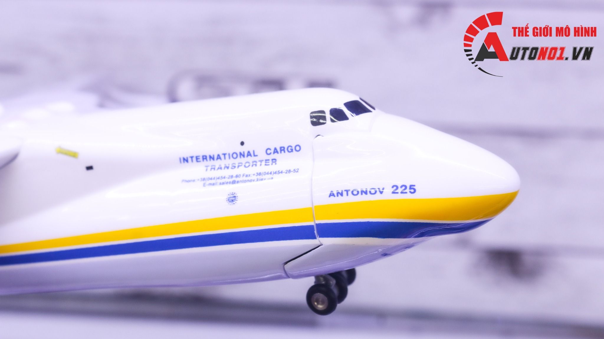 Mô hình máy bay vận chuyển Antonov An-225 Mriya Ukrainian NATO 47cm 1:200 có bánh xe MB47015