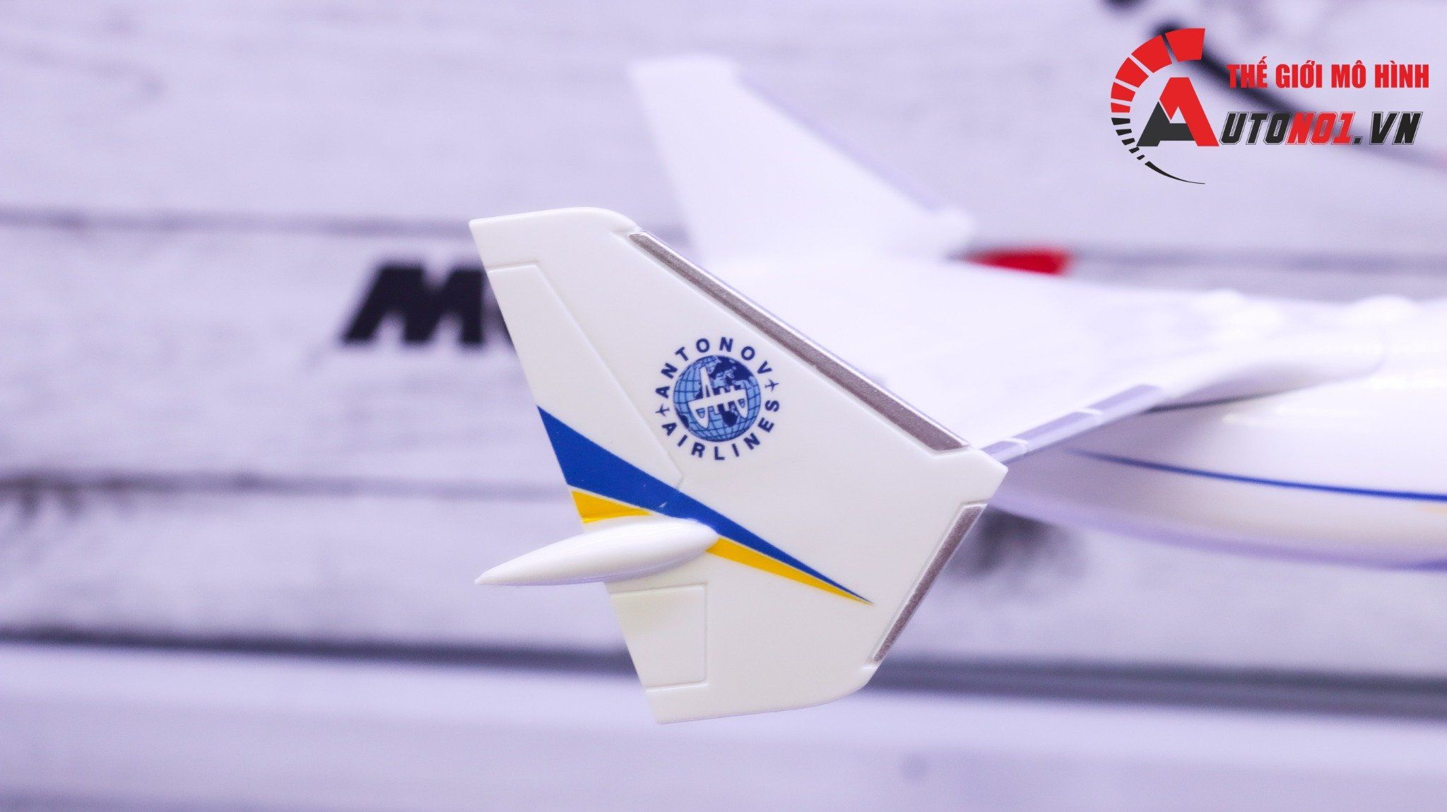 Mô hình máy bay vận chuyển Antonov An-225 Mriya Ukrainian NATO 47cm 1:200 có bánh xe MB47015