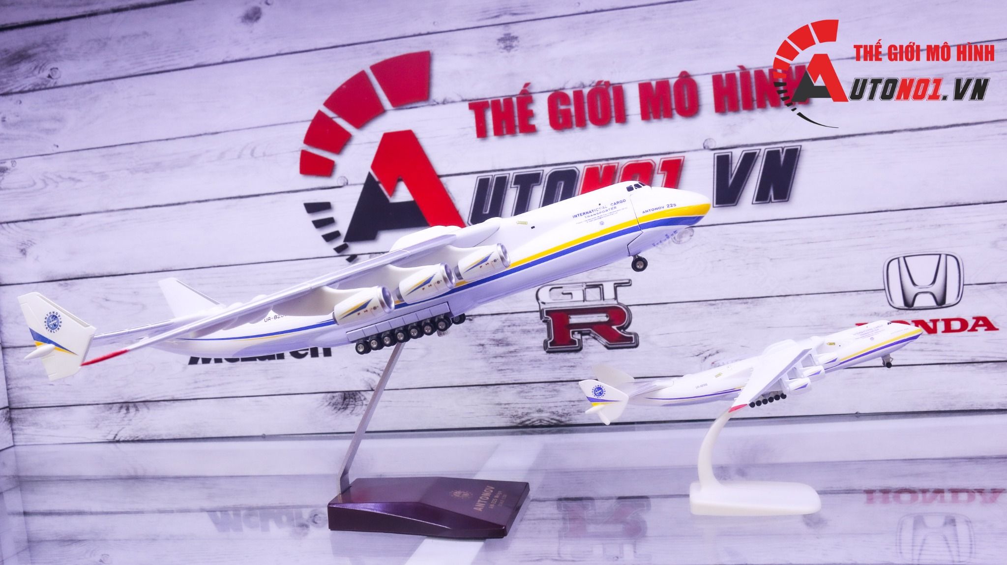 Mô hình máy bay vận chuyển Antonov An-225 Mriya Ukrainian NATO 47cm 1:200 có bánh xe MB47015