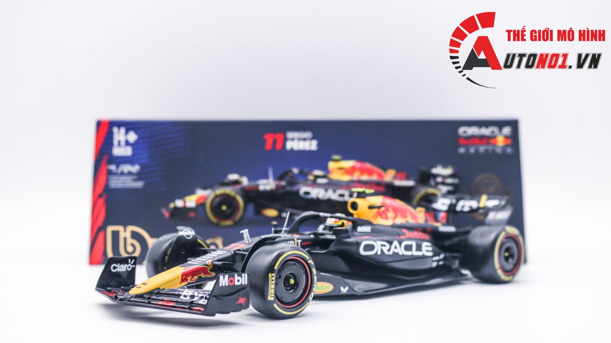 Mô hình xe đua F1 Redbull GP 2023 RB19 hộp mica có figure tỉ lệ 1:24 Bburago OT348