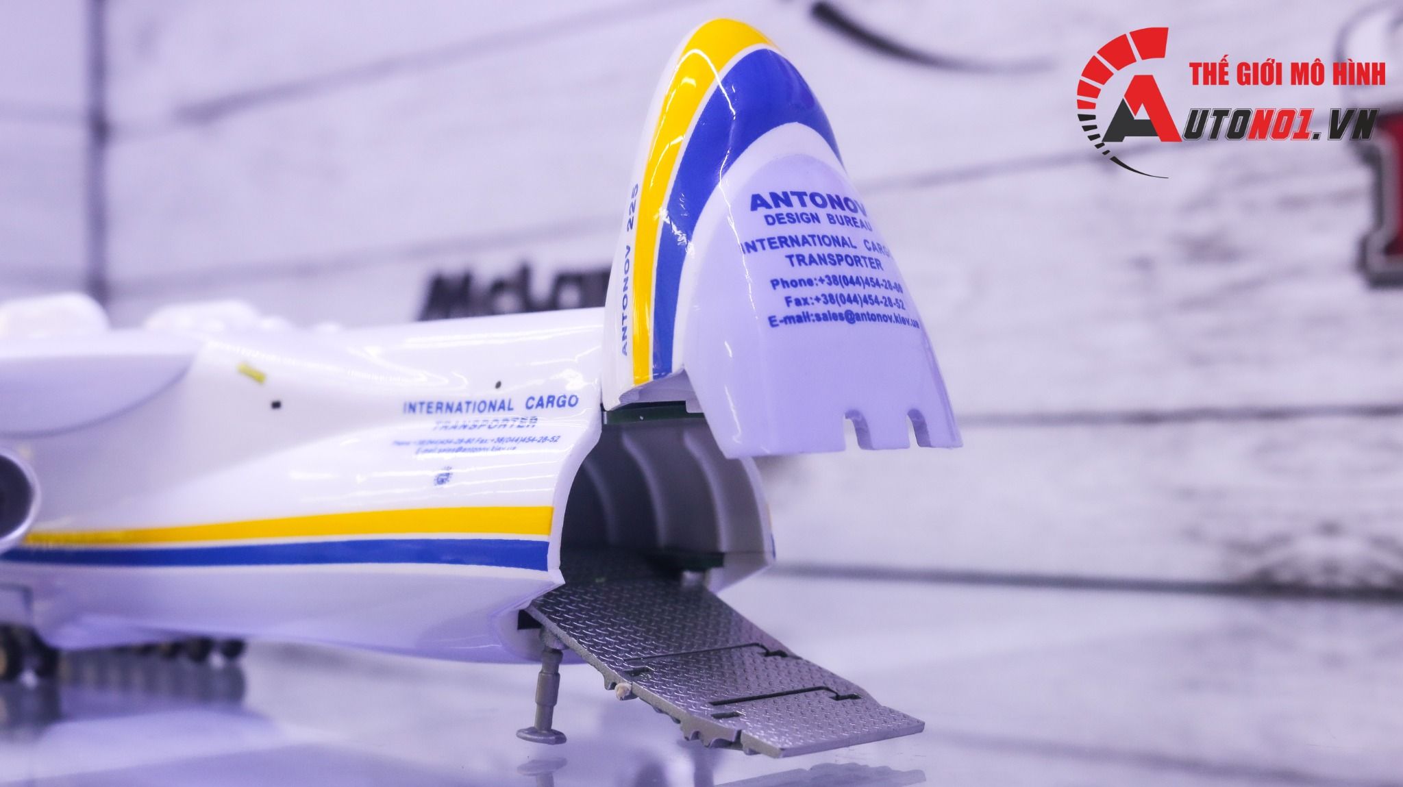 Mô hình máy bay vận chuyển Antonov An-225 Mriya Ukrainian NATO 47cm 1:200 có bánh xe MB47015