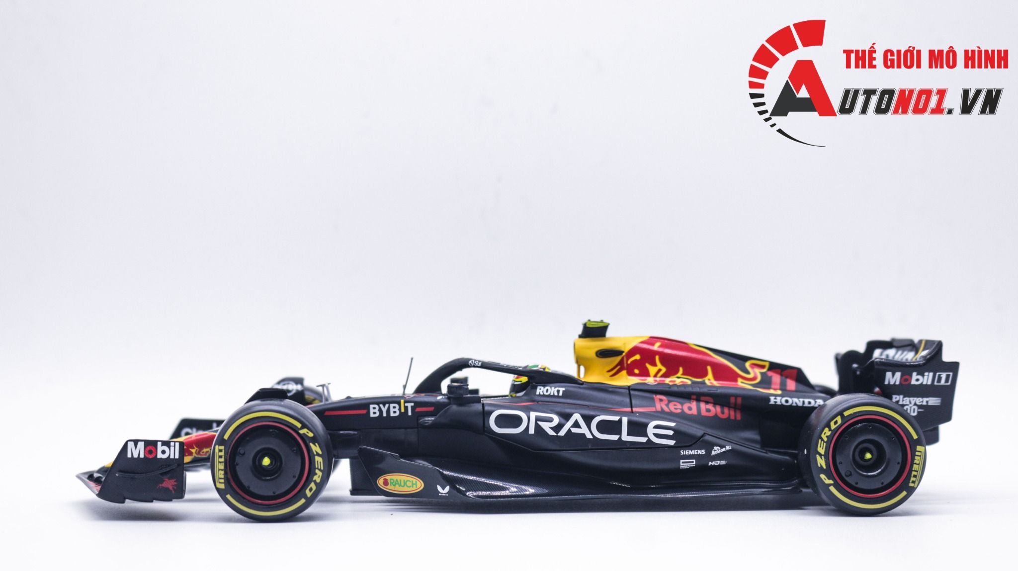 Mô hình xe đua F1 Redbull GP 2023 RB19 hộp mica có figure tỉ lệ 1:24 Bburago OT348