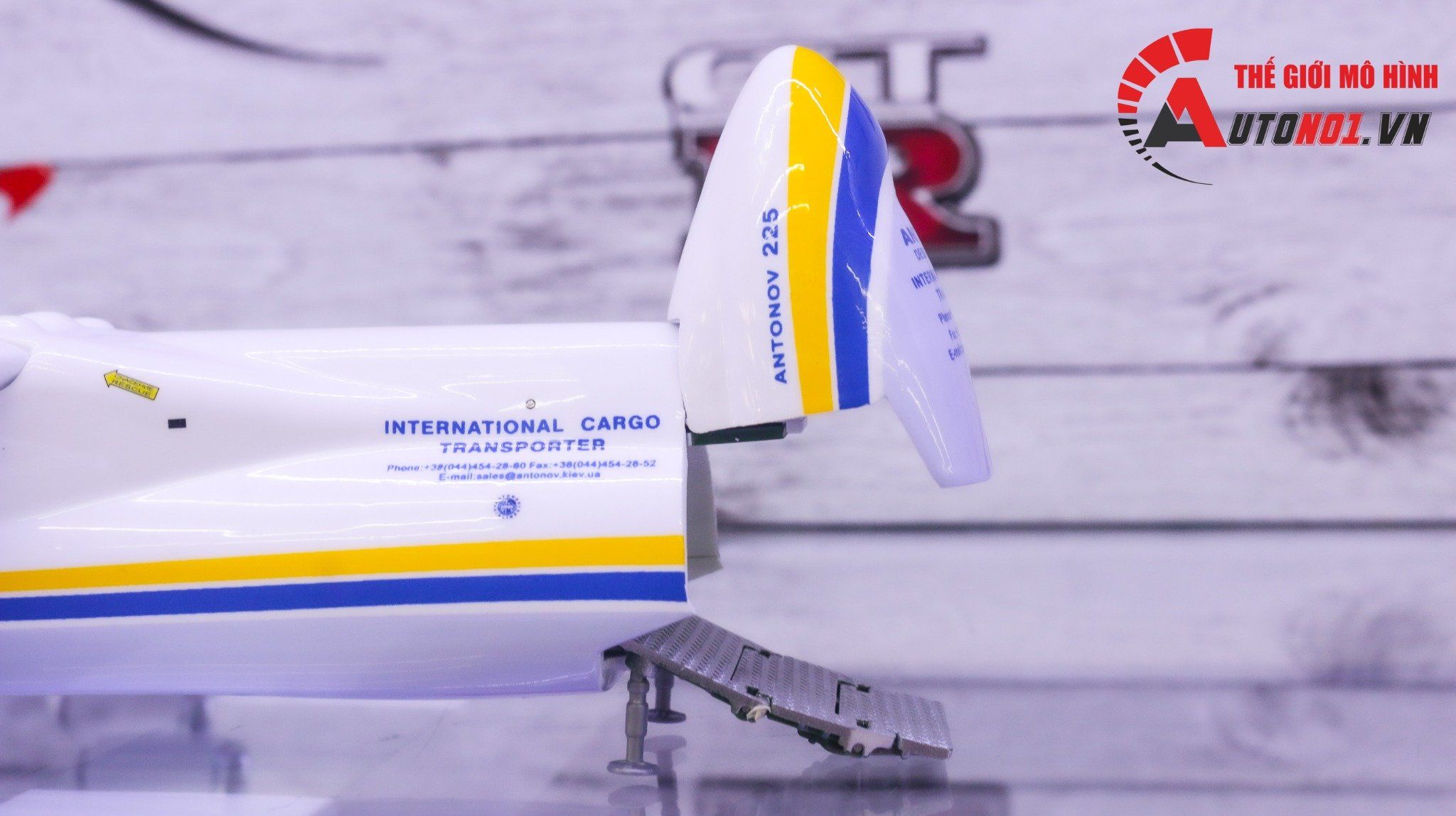 Mô hình máy bay vận chuyển Antonov An-225 Mriya Ukrainian NATO 47cm 1:200 có bánh xe MB47015