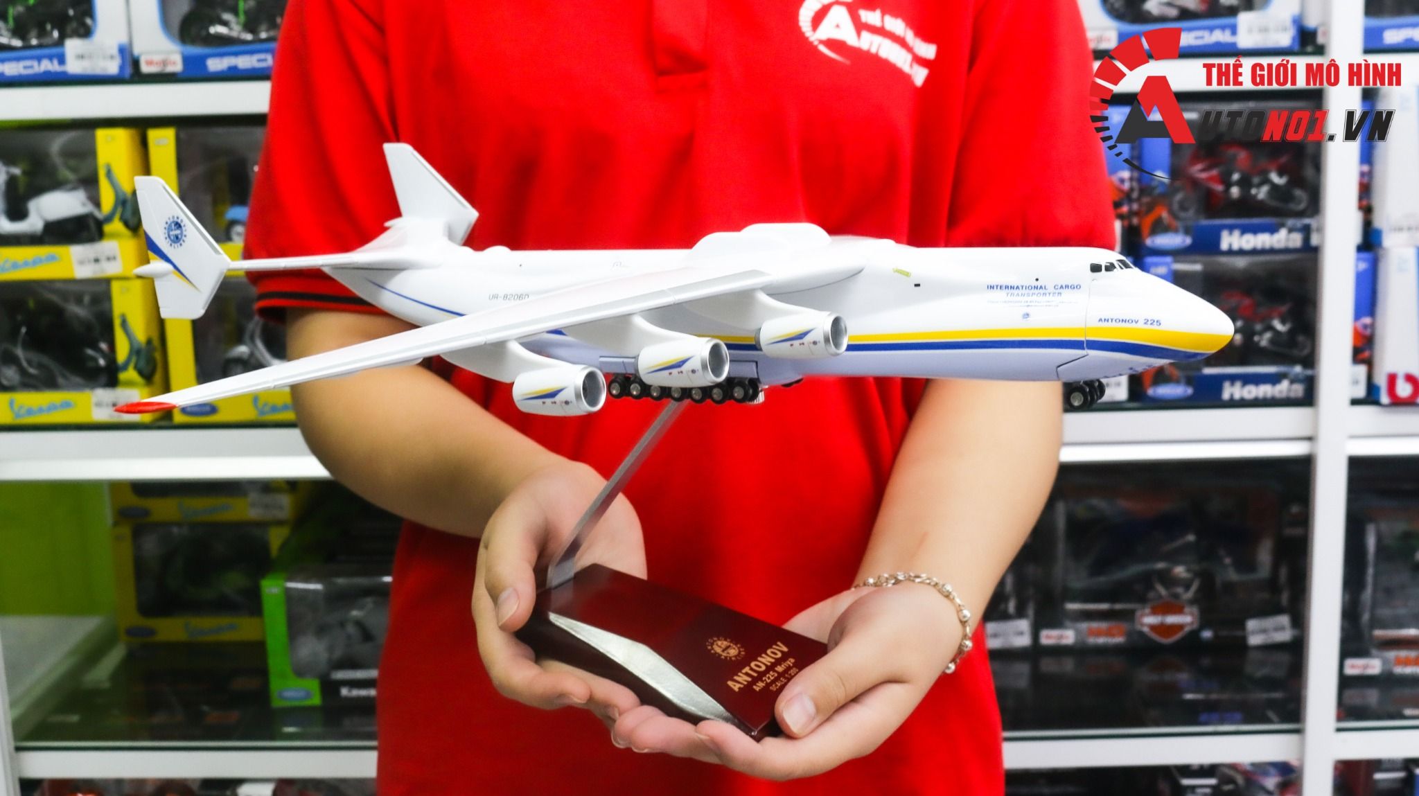 Mô hình máy bay vận chuyển Antonov An-225 Mriya Ukrainian NATO 47cm 1:200 có bánh xe MB47015