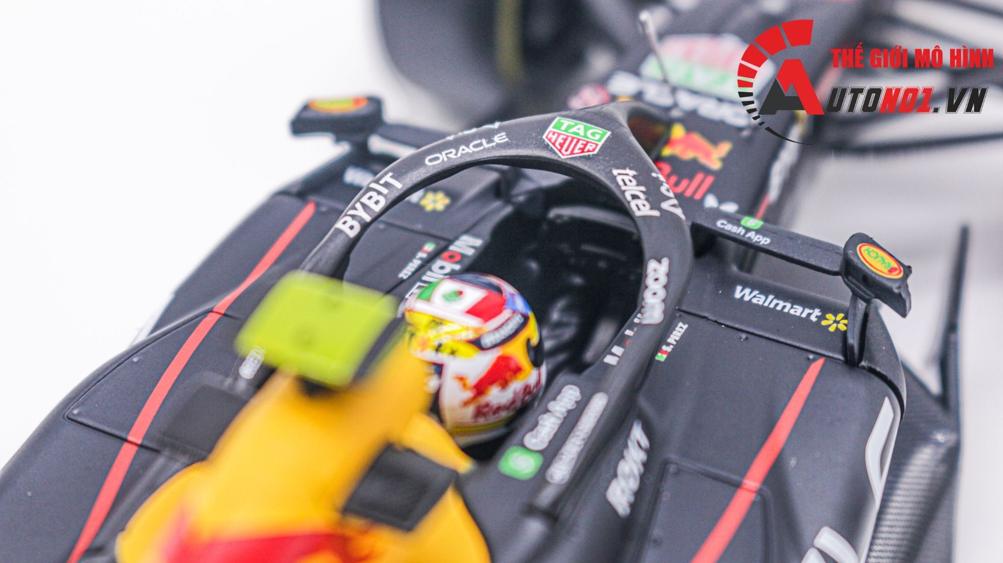 Mô hình xe đua F1 Redbull GP 2023 RB19 hộp mica có figure tỉ lệ 1:24 Bburago OT348