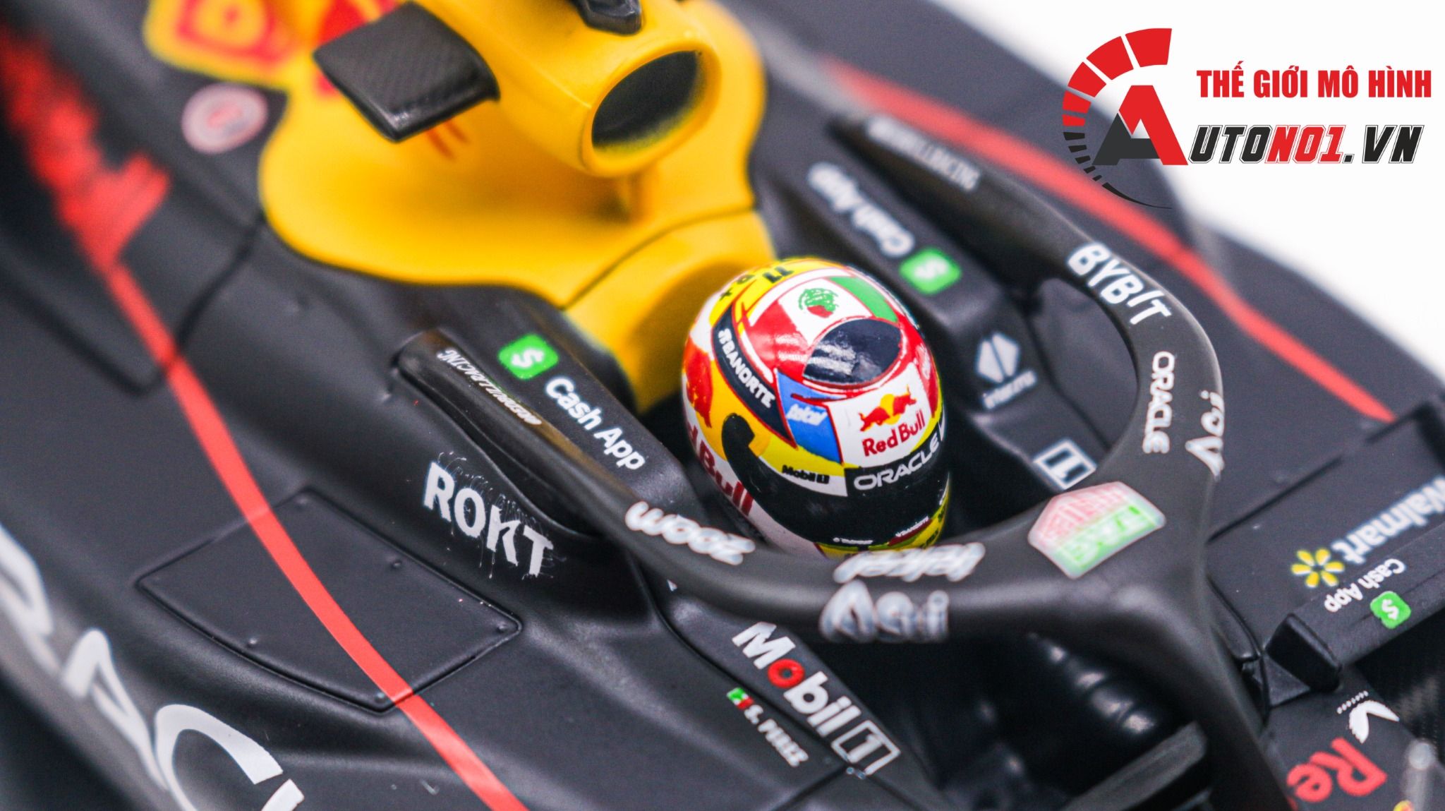 Mô hình xe đua F1 Redbull GP 2023 RB19 hộp mica có figure tỉ lệ 1:24 Bburago OT348