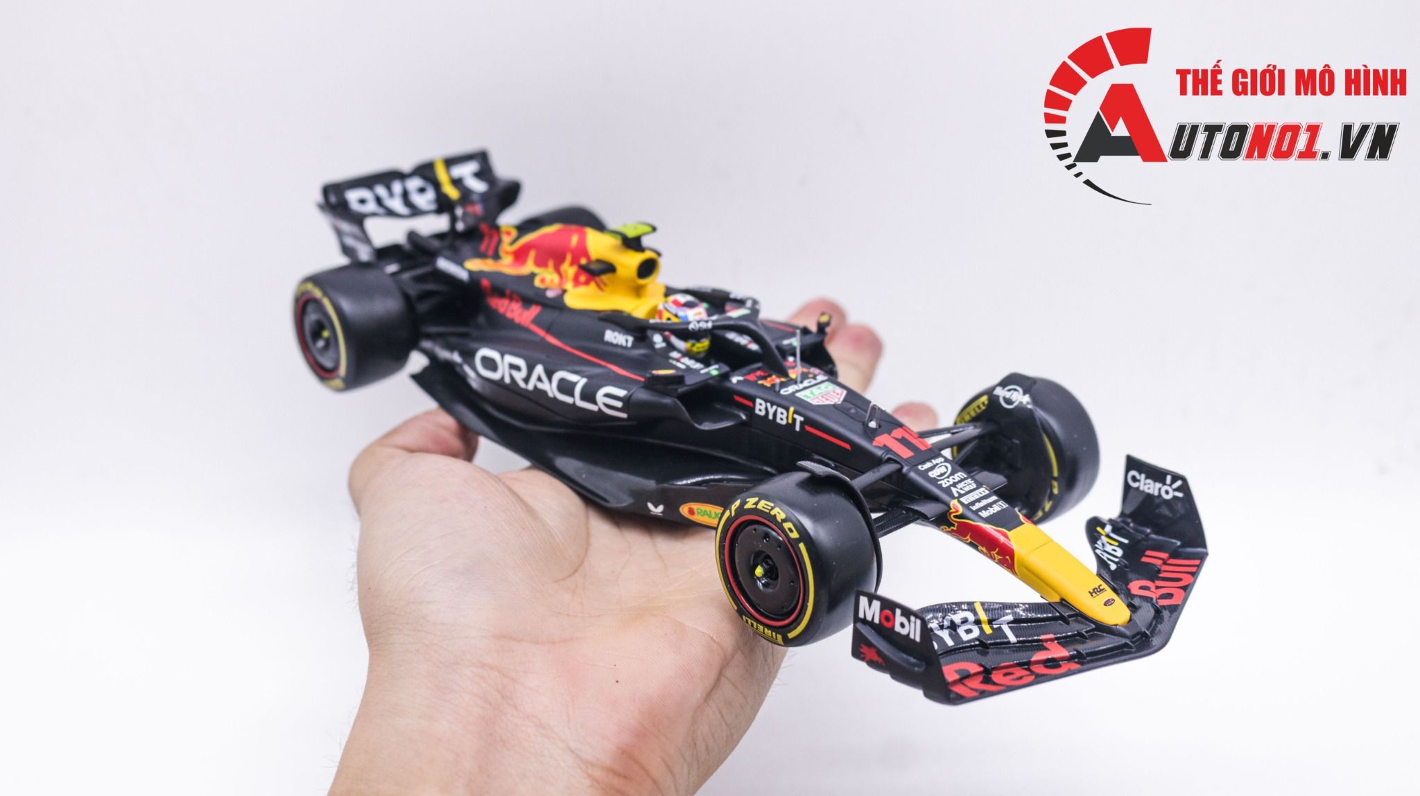 Mô hình xe đua F1 Redbull GP 2023 RB19 hộp mica có figure tỉ lệ 1:24 Bburago OT348