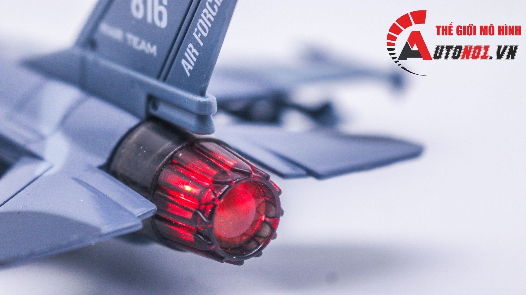 Mô hình máy bay chiến đáu F16 Camo grey có đèn có âm tahnh MB22024