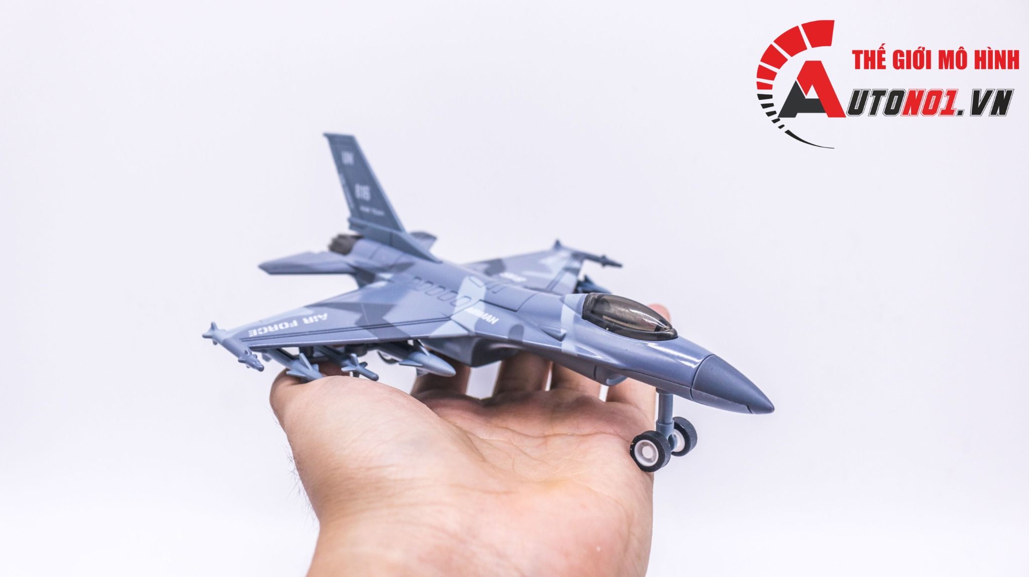 Mô hình máy bay chiến đáu F16 Camo grey có đèn có âm tahnh MB22024