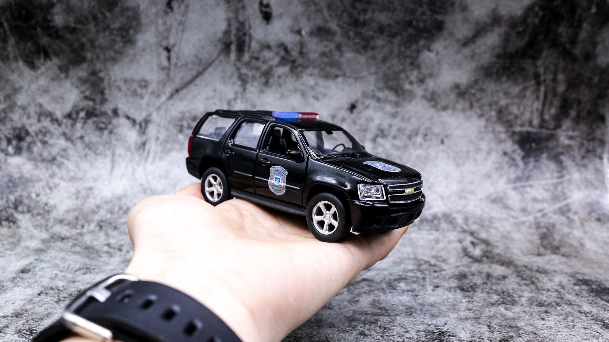 Mô hình xe Chevy Chevrolet Tahoe Police 2008 1:36 Welly OT012