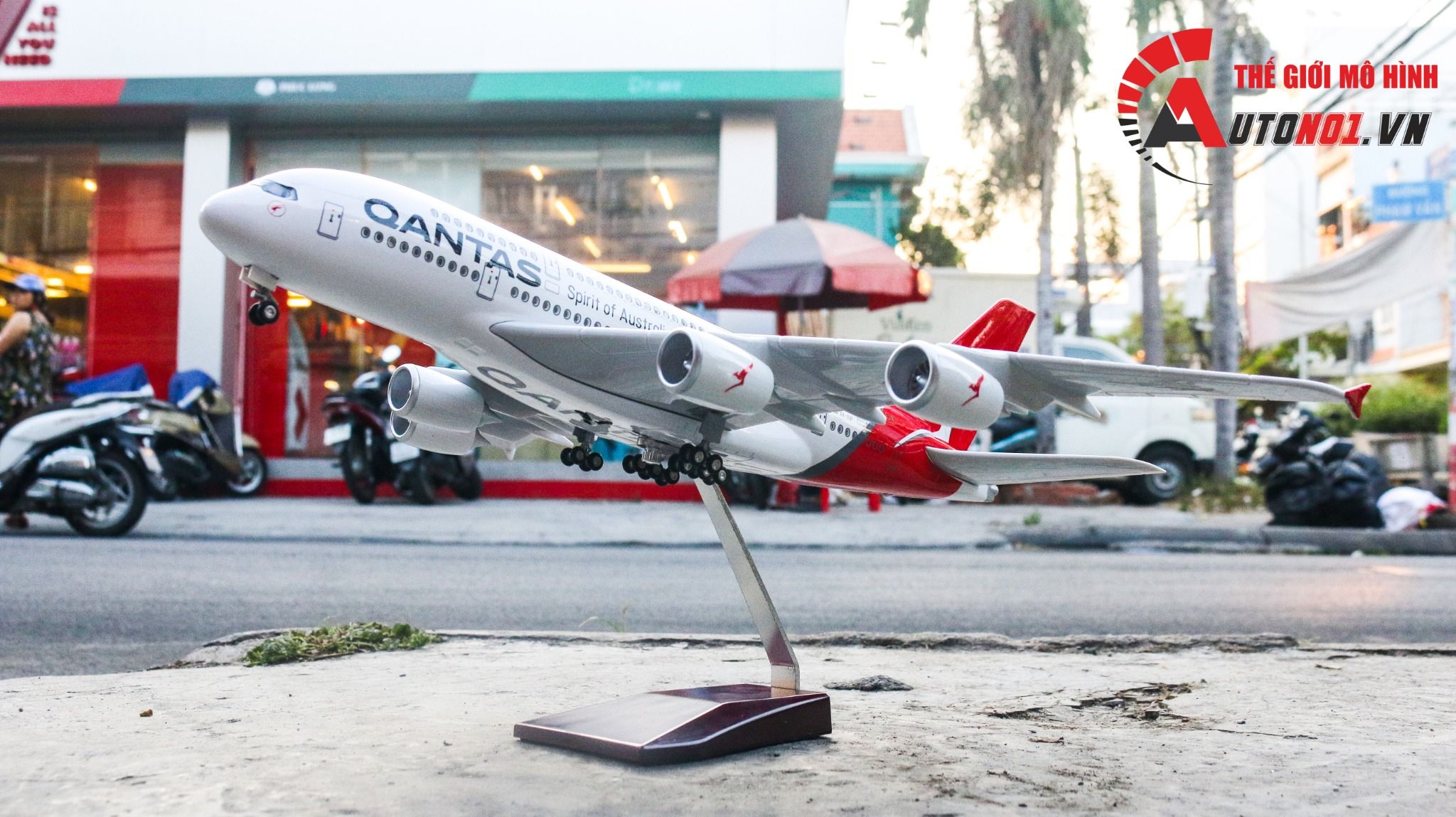 Mô hình máy bay Australia Qantas Airbus A380 47cm tỉ lệ 1:157 có đèn led tự động theo tiếng vỗ tay hoặc chạm MB47025