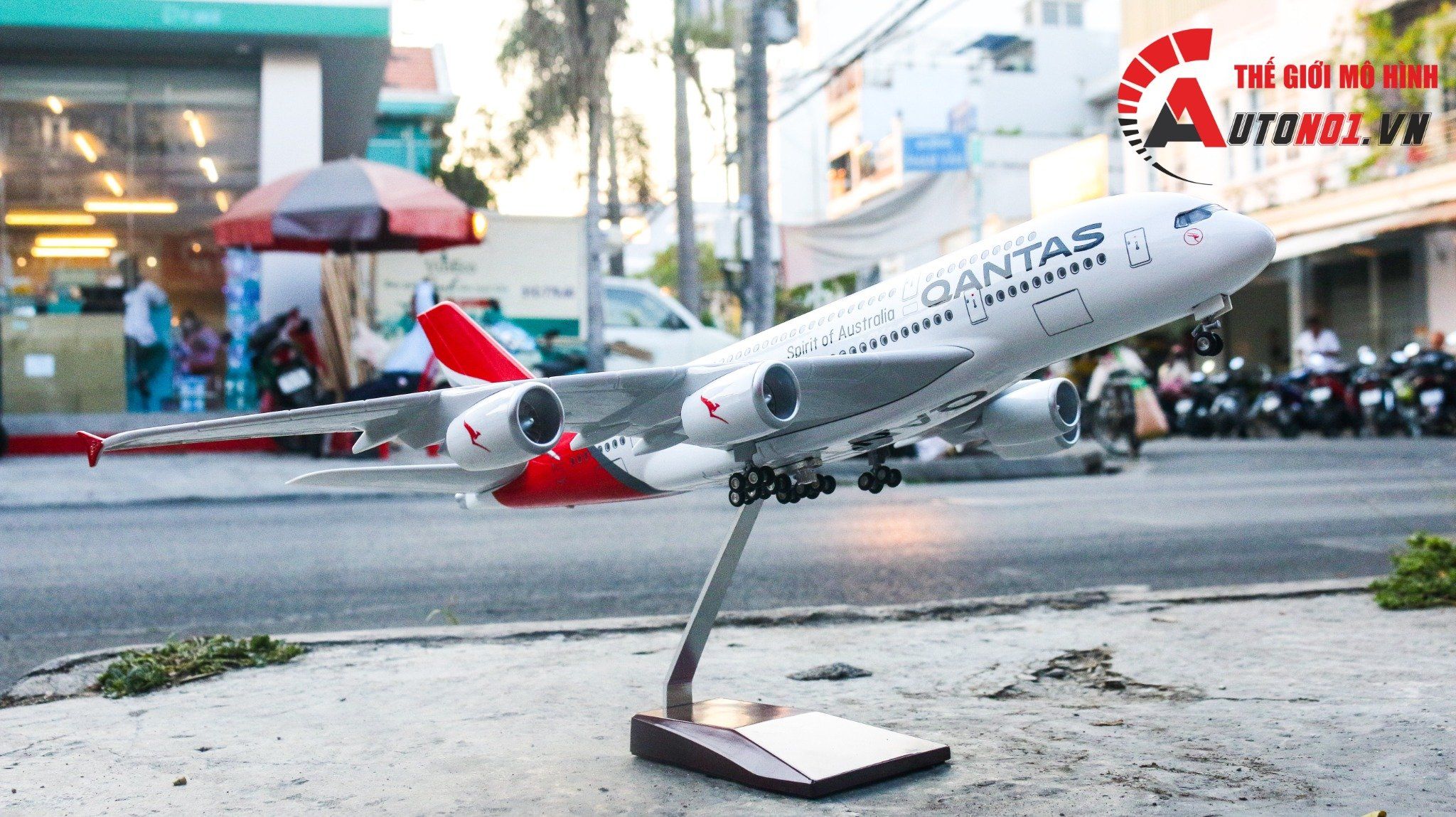 Mô hình máy bay Australia Qantas Airbus A380 47cm tỉ lệ 1:157 có đèn led tự động theo tiếng vỗ tay hoặc chạm MB47025