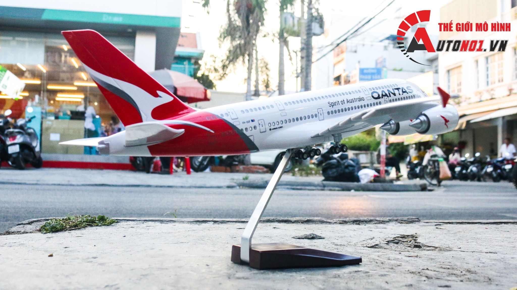 Mô hình máy bay Australia Qantas Airbus A380 47cm tỉ lệ 1:157 có đèn led tự động theo tiếng vỗ tay hoặc chạm MB47025