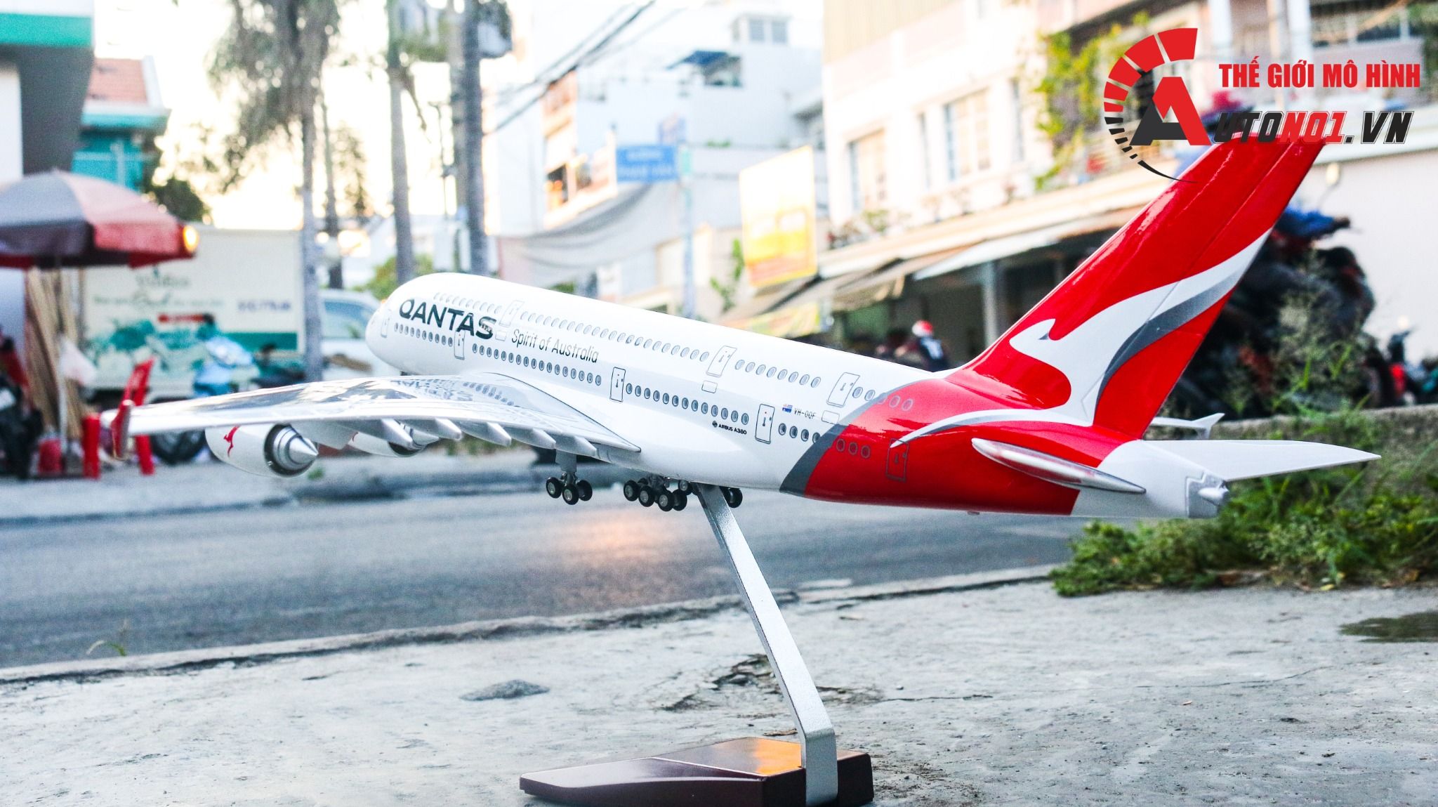 Mô hình máy bay Australia Qantas Airbus A380 47cm tỉ lệ 1:157 có đèn led tự động theo tiếng vỗ tay hoặc chạm MB47025