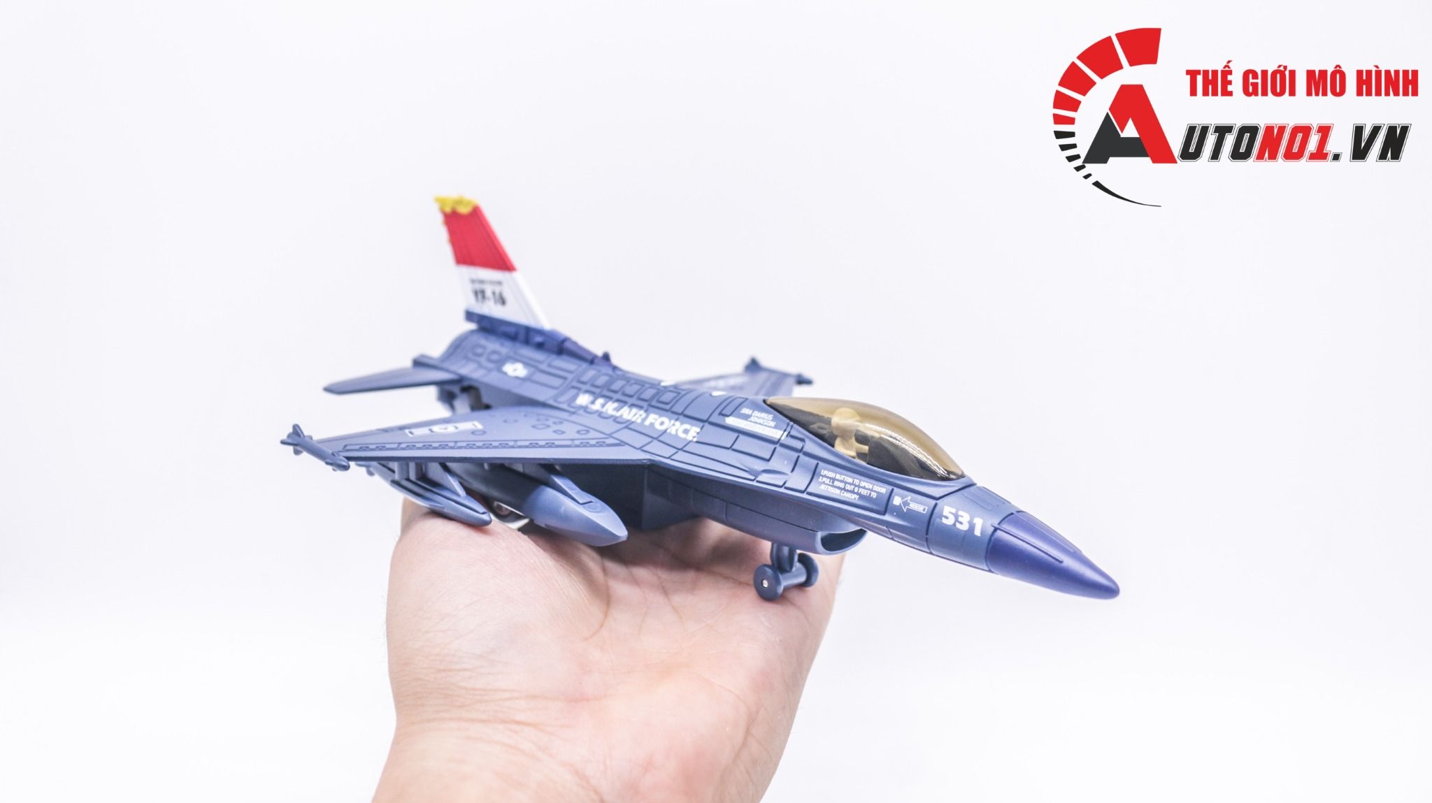Mô hình máy bay tiêm kích F-16 black có âm thanh và phun sương MB22018