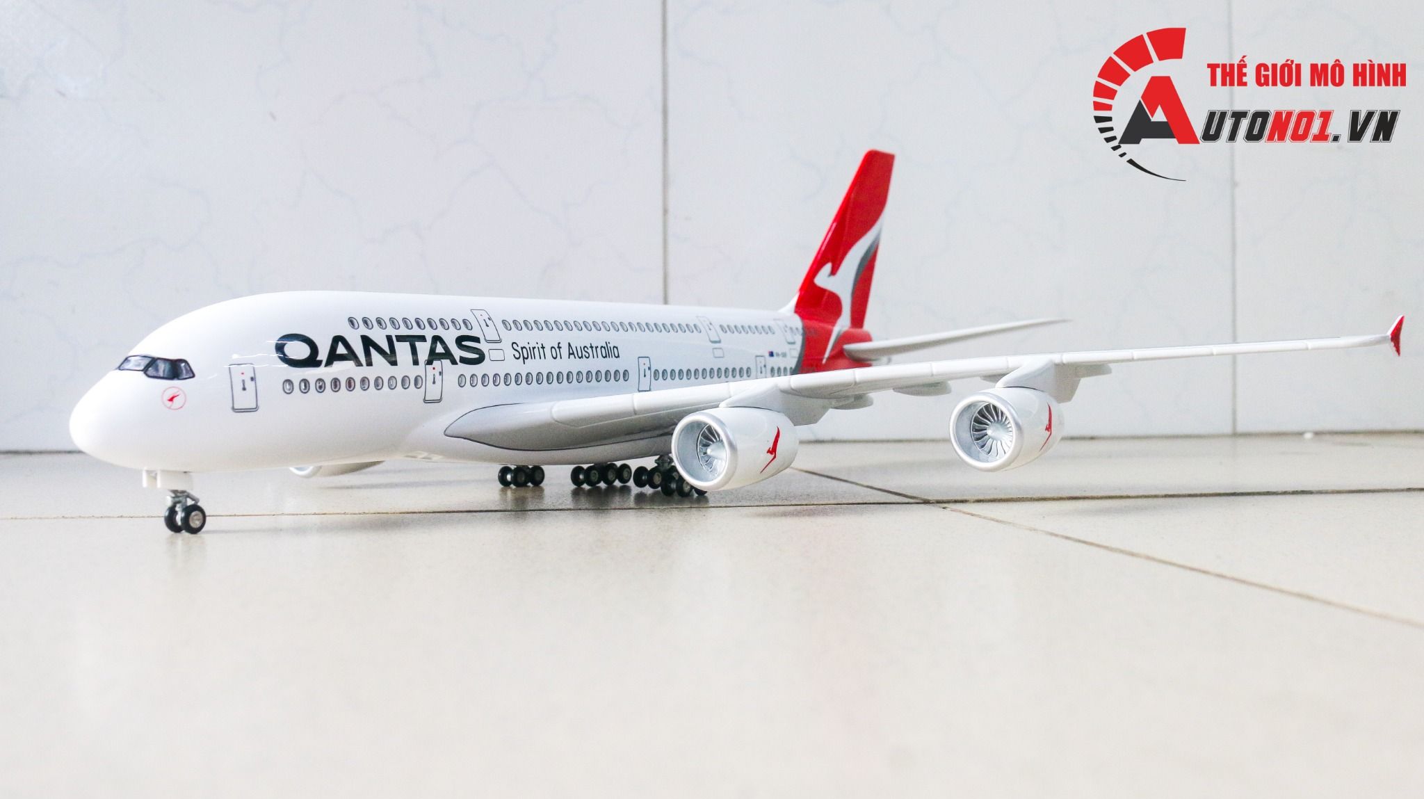 Mô hình máy bay Australia Qantas Airbus A380 47cm tỉ lệ 1:157 có đèn led tự động theo tiếng vỗ tay hoặc chạm MB47025