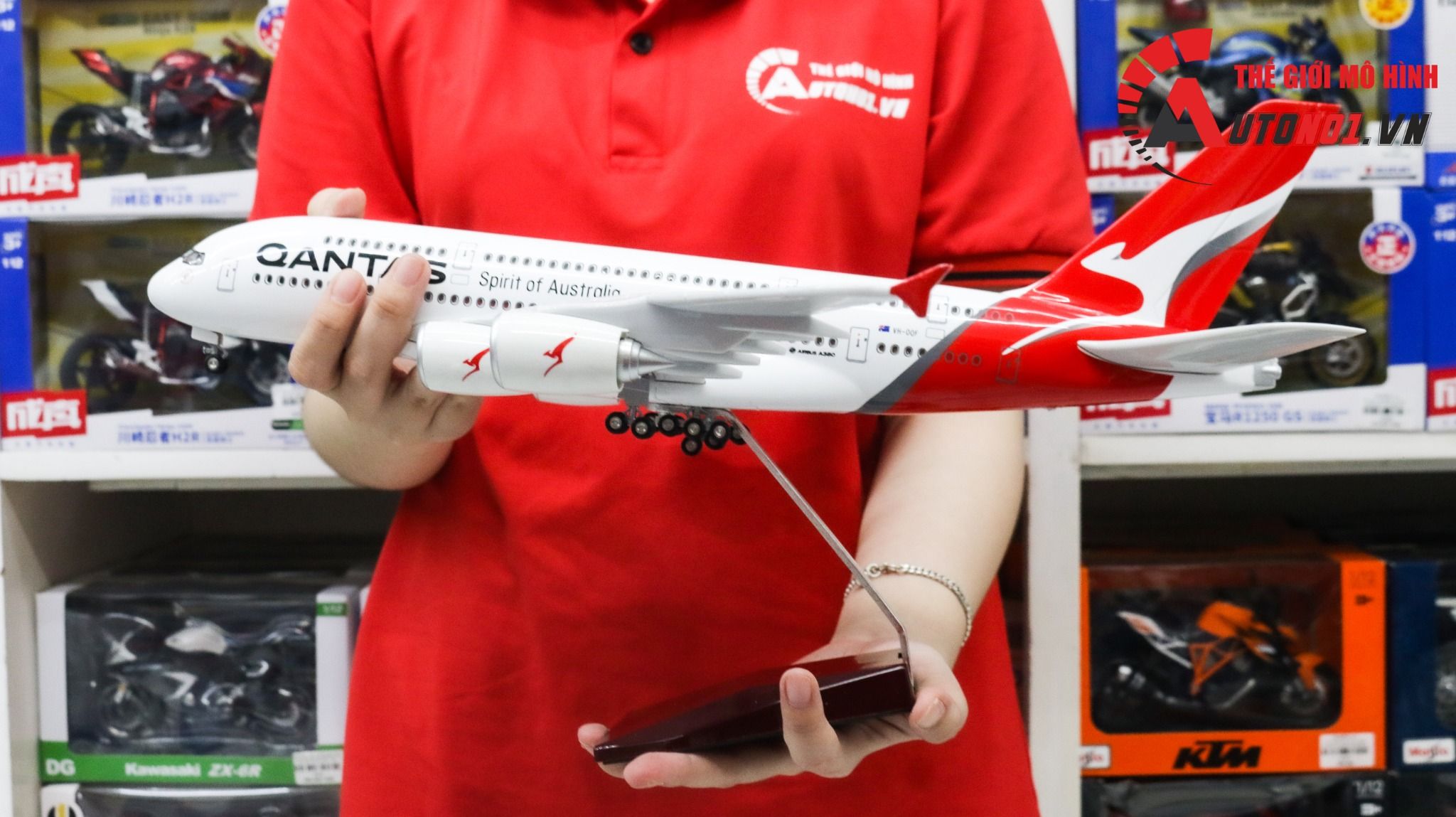 Mô hình máy bay Australia Qantas Airbus A380 47cm tỉ lệ 1:157 có đèn led tự động theo tiếng vỗ tay hoặc chạm MB47025