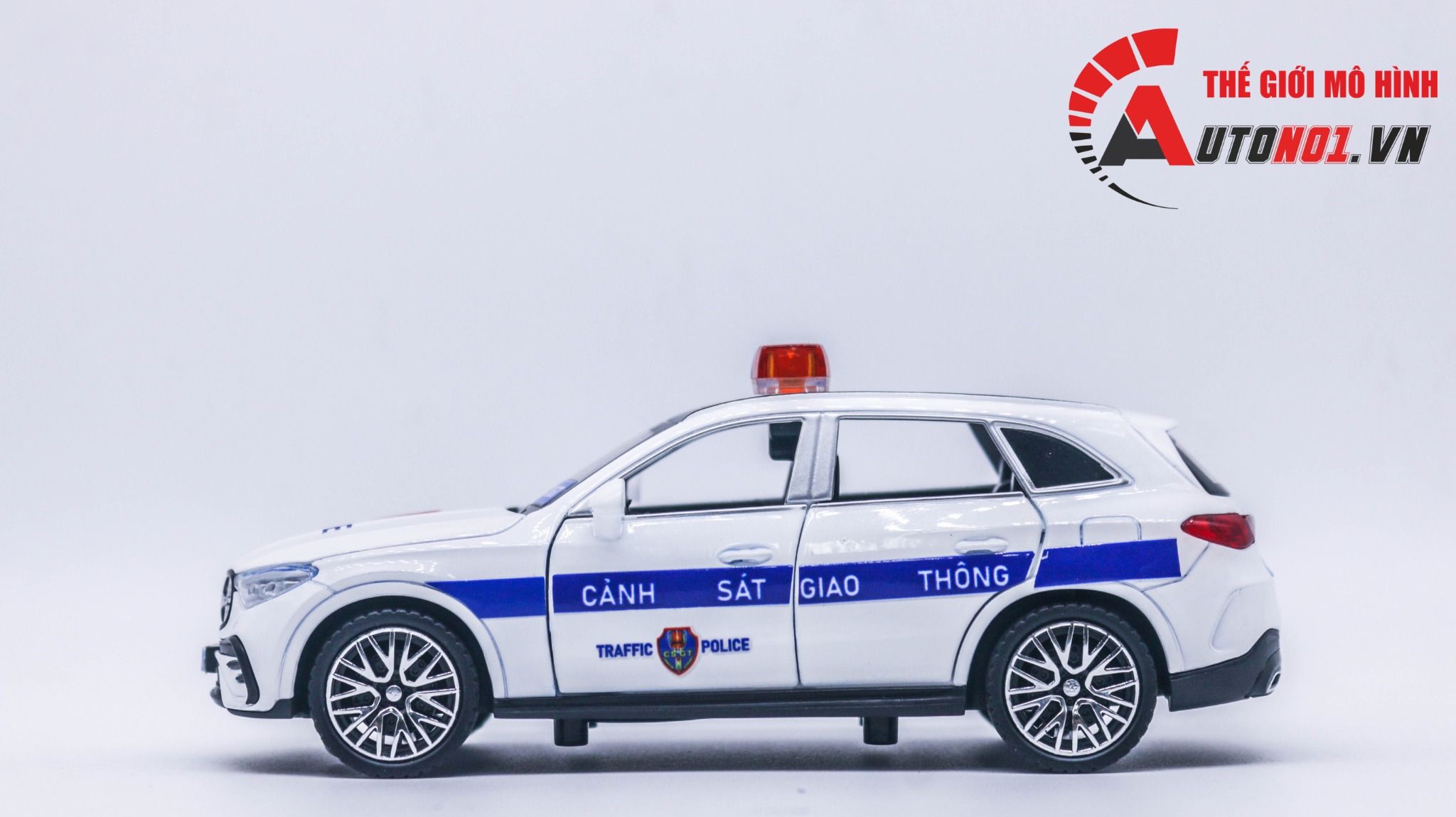 Mô hình xe ô tô độ CSGT Mercedes GLC400E có đèn full open tỉ lệ 1:32 Autono1 Alloy model OT394