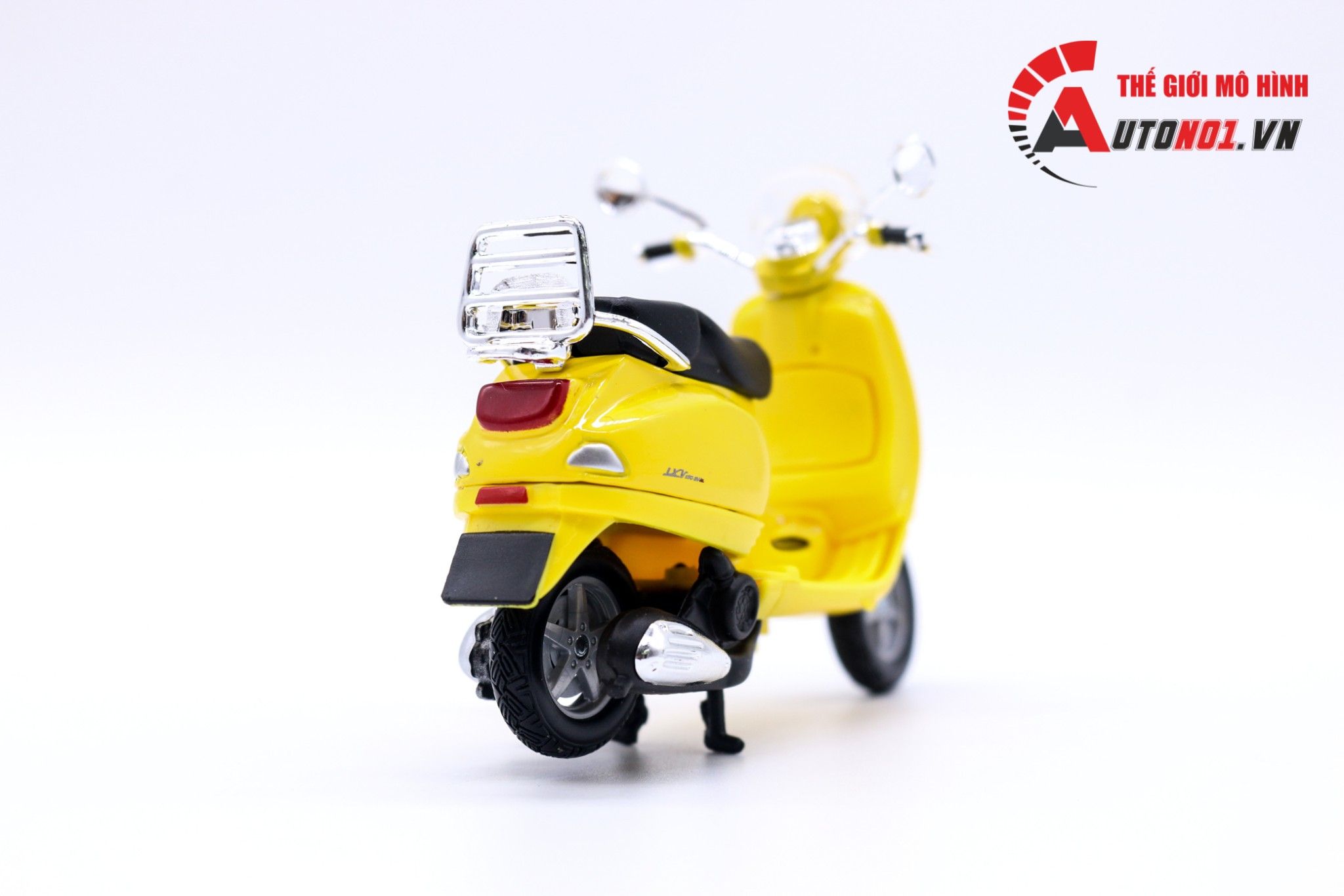 Mô hình xe Vespa lxv 2013 yellow 1:18 Maisto 7070B