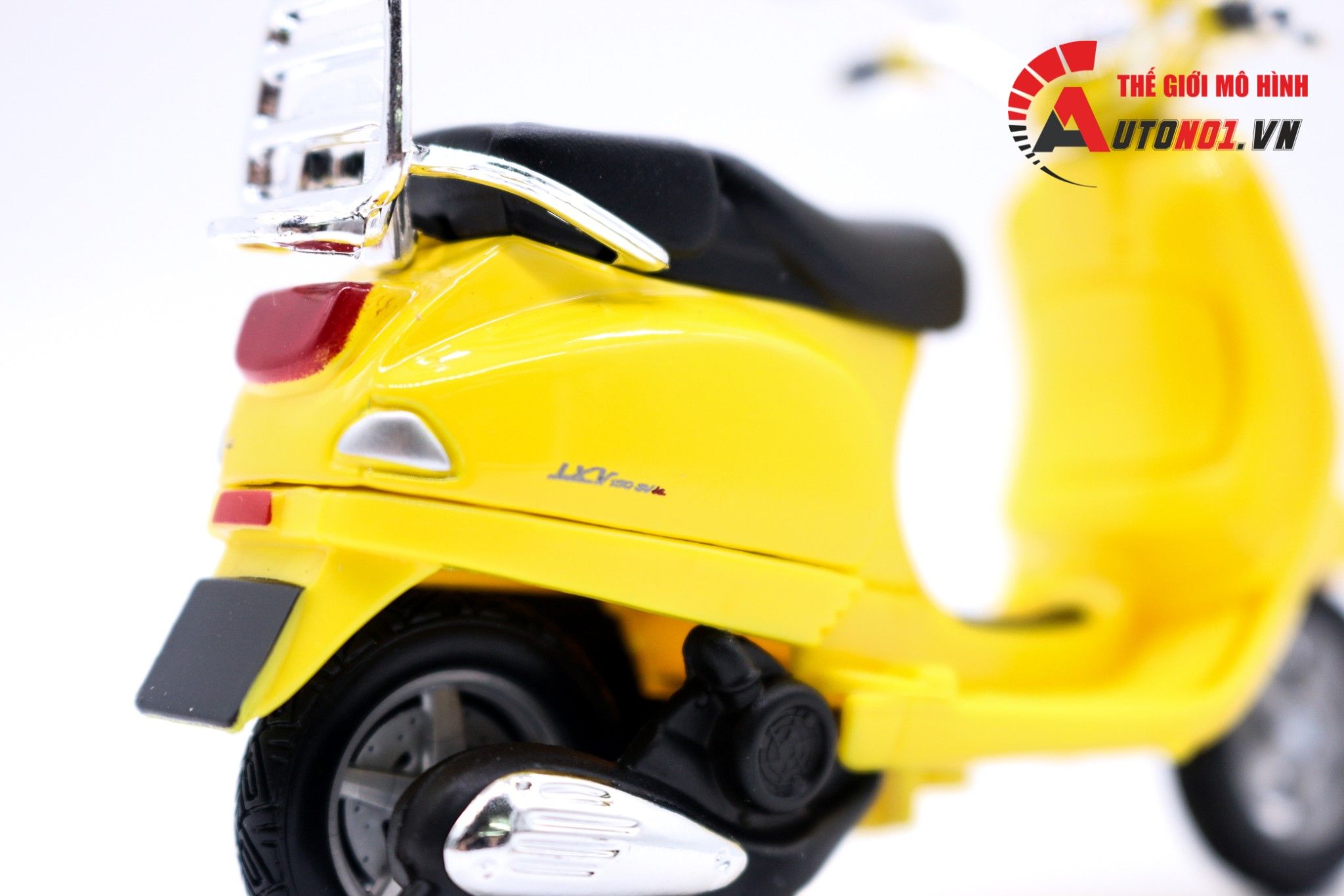  Mô hình xe Vespa lxv 2013 yellow 1:18 Maisto 7070B 