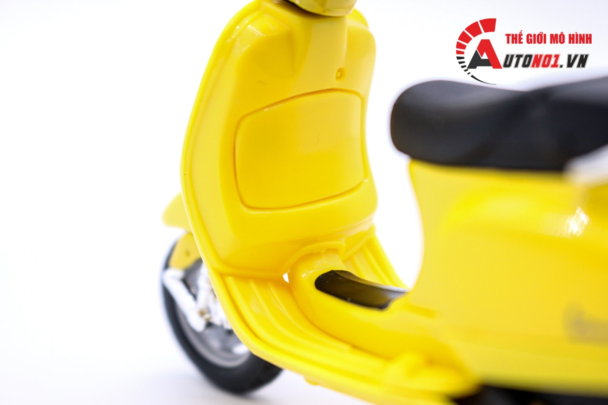  Mô hình xe Vespa lxv 2013 yellow 1:18 Maisto 7070B 