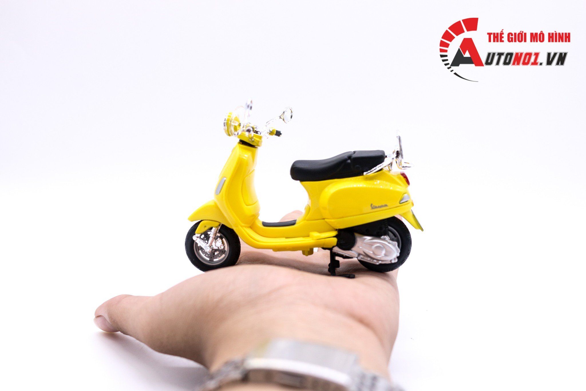  Mô hình xe Vespa lxv 2013 yellow 1:18 Maisto 7070B 