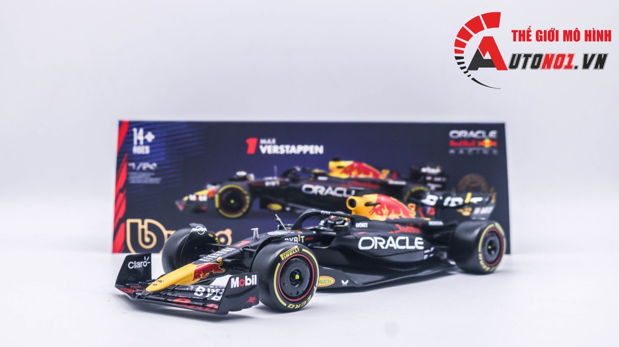Mô hình xe đua F1 Redbull GP 2023 RB19 hộp mica có figure tỉ lệ 1:24 Bburago OT348