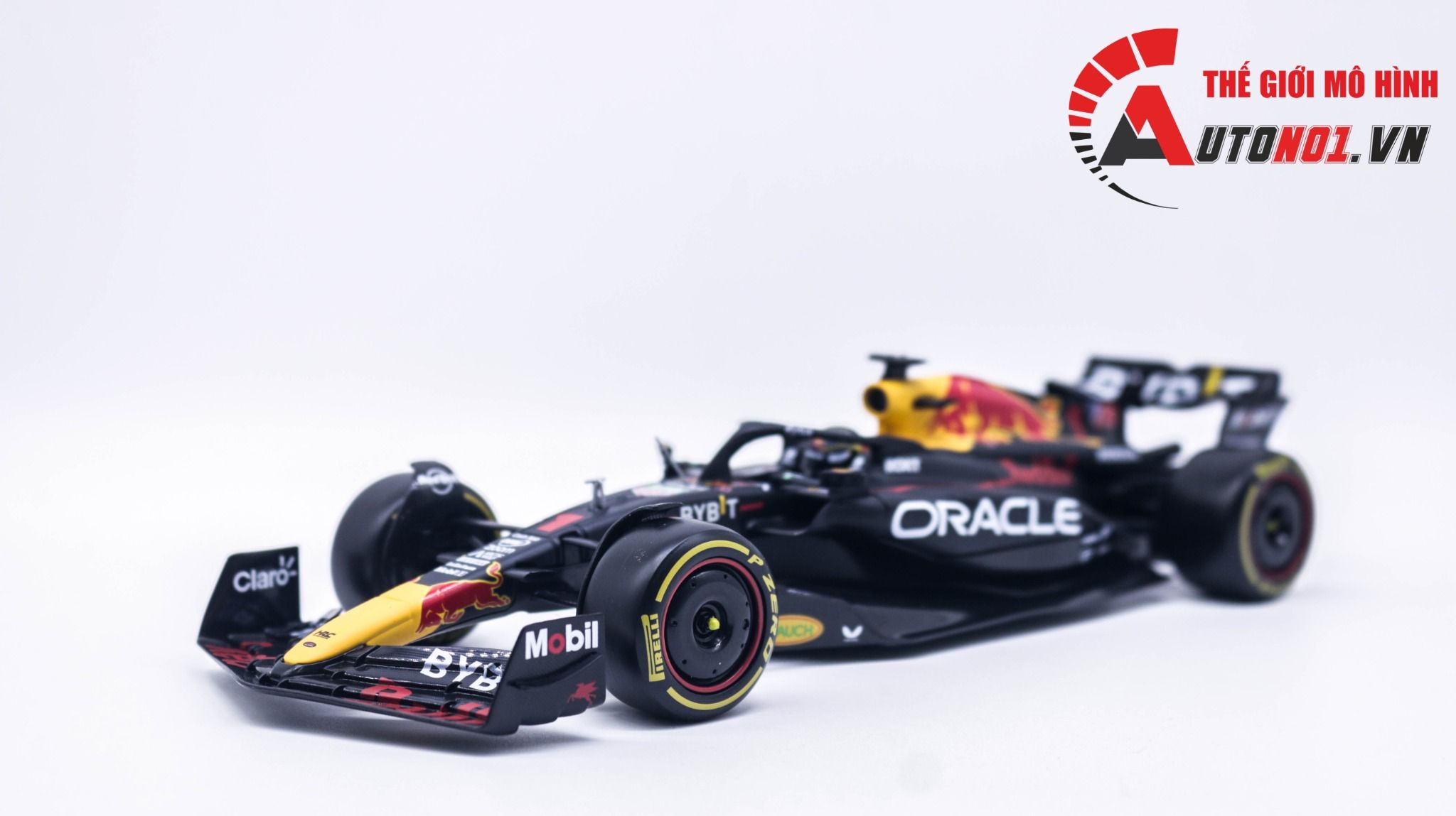 Mô hình xe đua F1 Redbull GP 2023 RB19 hộp mica có figure tỉ lệ 1:24 Bburago OT348