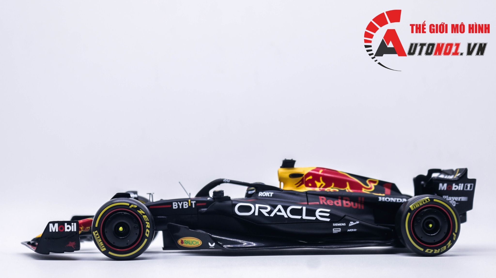 Mô hình xe đua F1 Redbull GP 2023 RB19 hộp mica có figure tỉ lệ 1:24 Bburago OT348