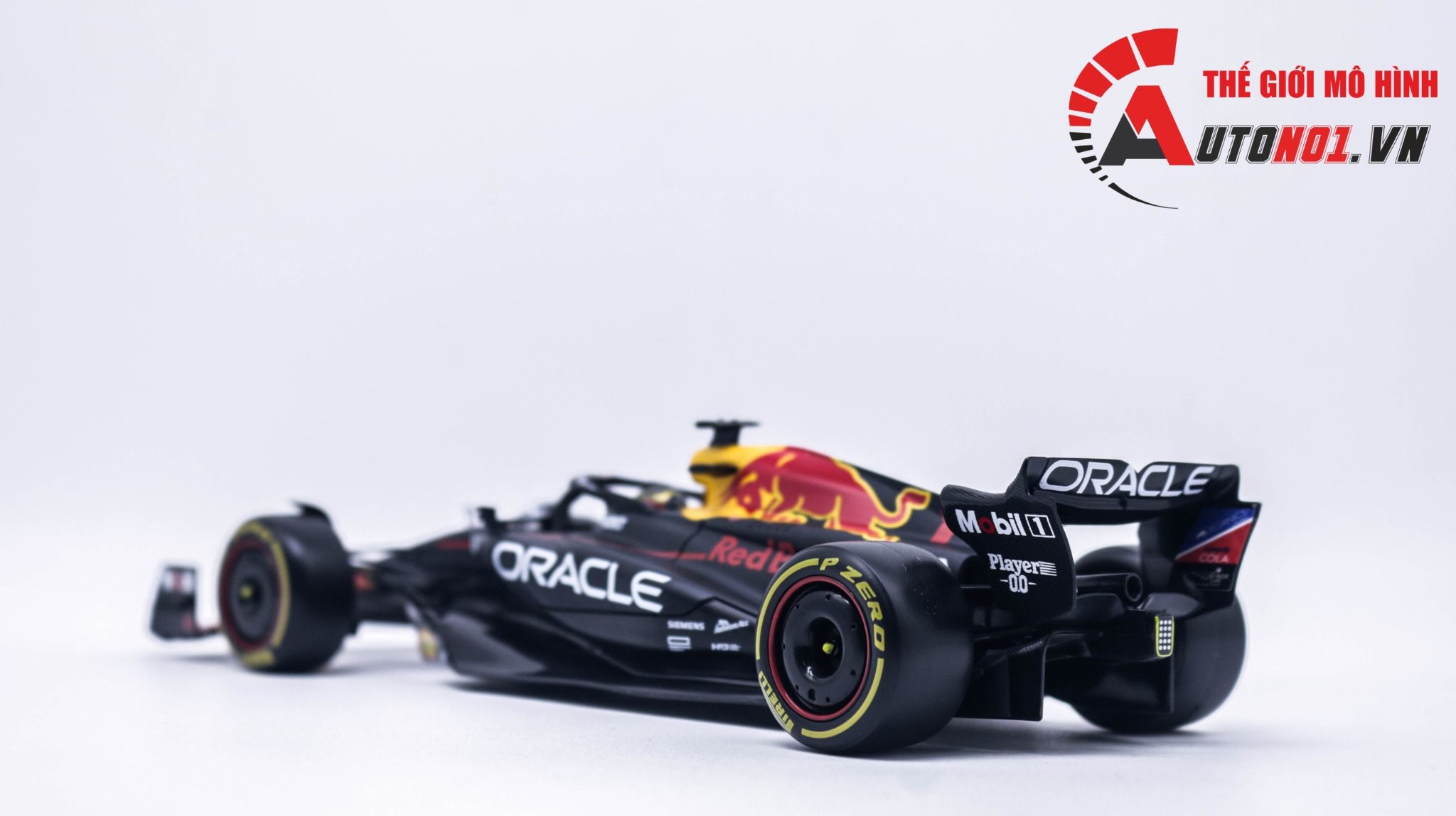 Mô hình xe đua F1 Redbull GP 2023 RB19 hộp mica có figure tỉ lệ 1:24 Bburago OT348