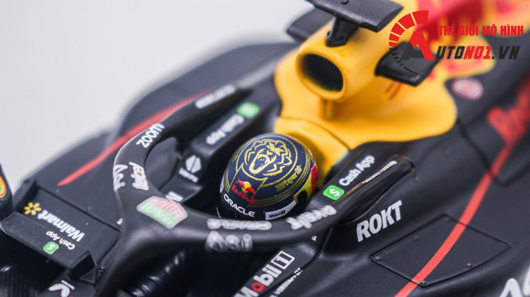 Mô hình xe đua F1 Redbull GP 2023 RB19 hộp mica có figure tỉ lệ 1:24 Bburago OT348
