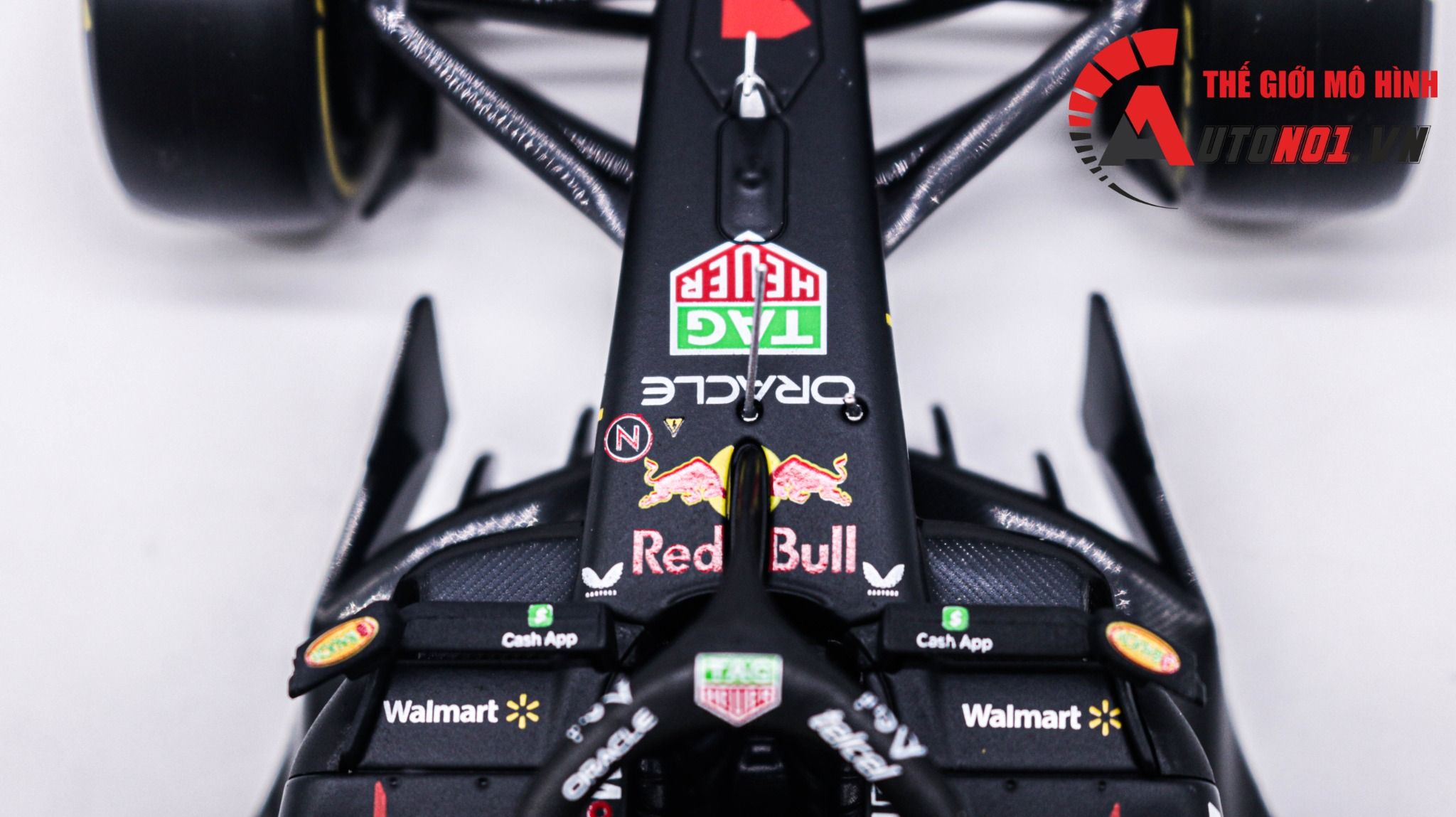 Mô hình xe đua F1 Redbull GP 2023 RB19 hộp mica có figure tỉ lệ 1:24 Bburago OT348